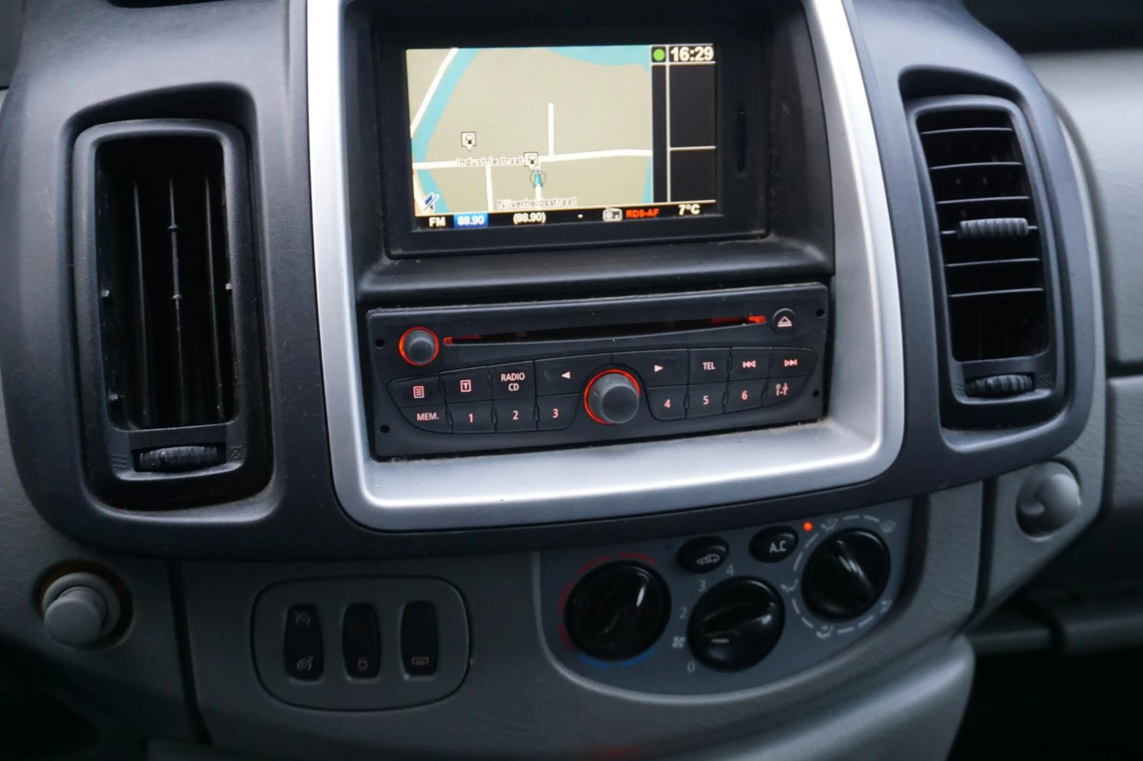 Renault Trafic Passenger 2.0 dCi T29 L2H 84KW 9ERSOON /MARGE / NA — photo 9