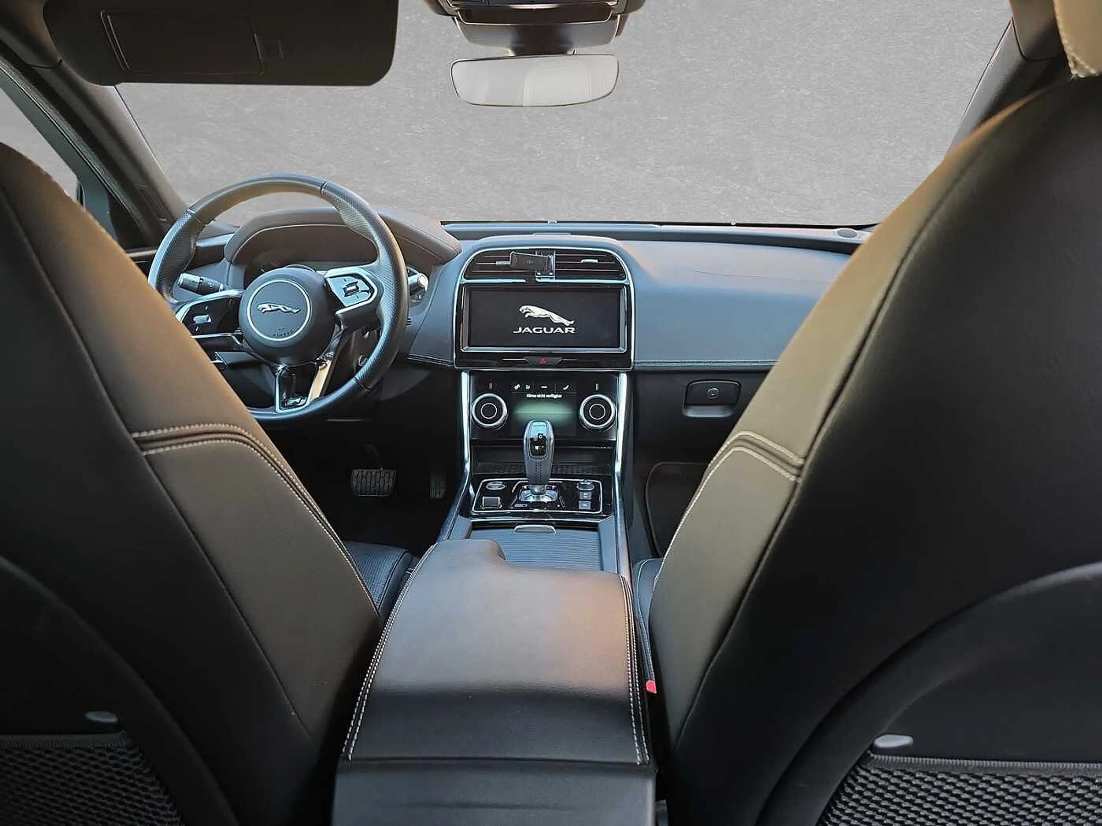 Jaguar XE P250 Aut. R-Dynamic S — photo 4