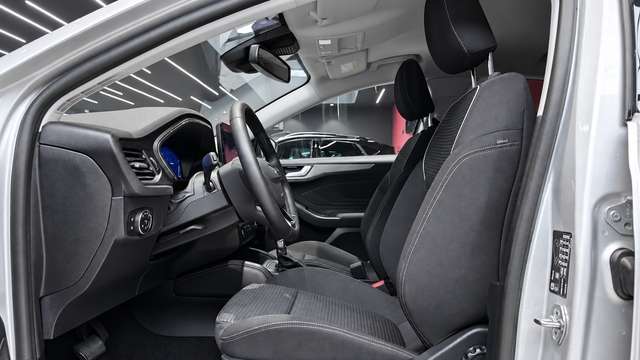 Ford Focus — photo 11