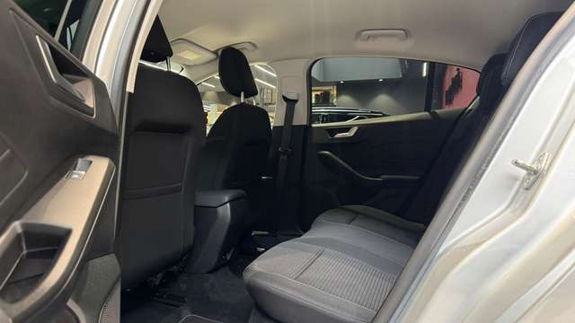 Ford Focus — photo 18