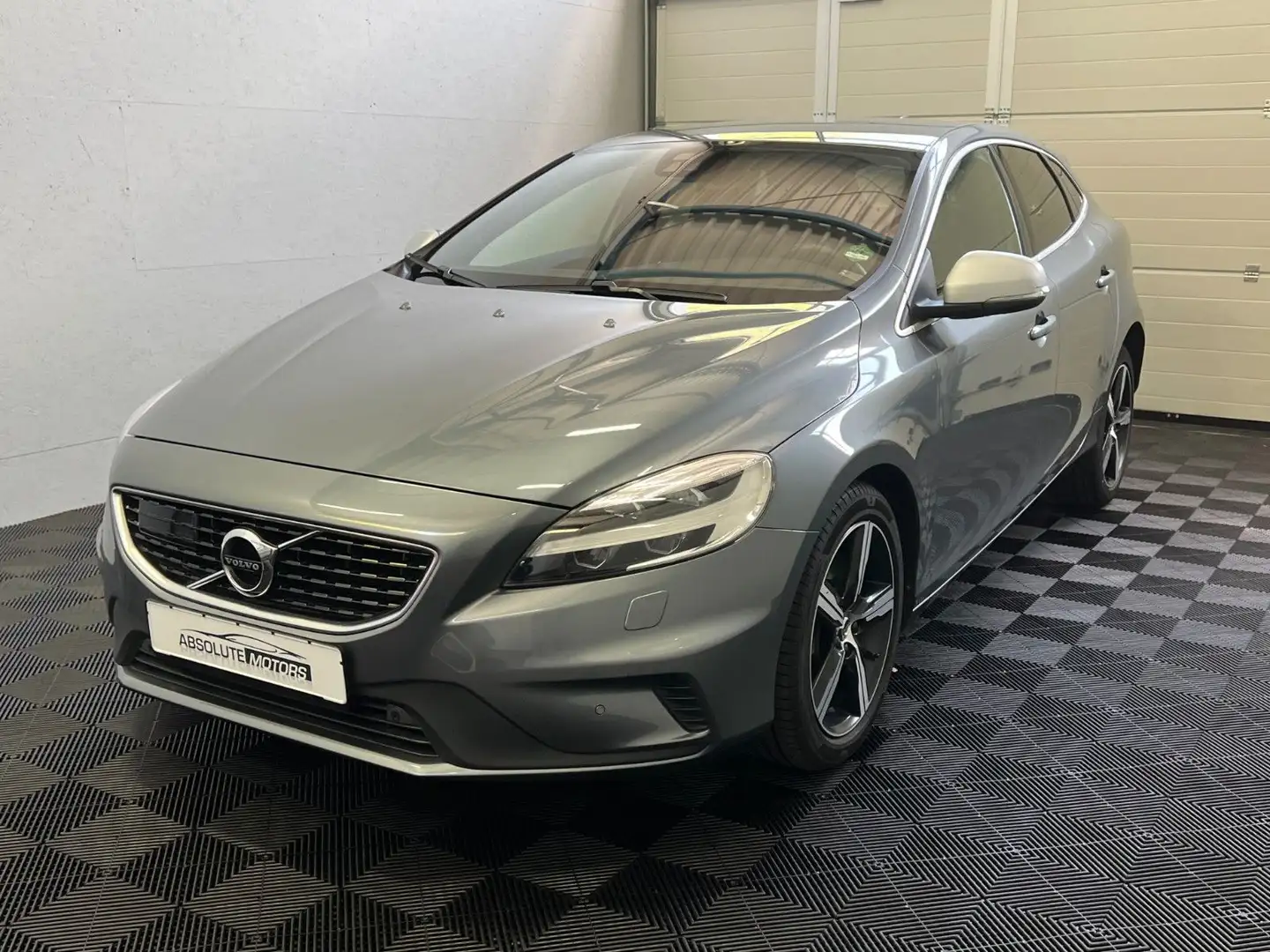 Volvo V40 1,5 R-Design *Autom *BLIS *Navi *LED-SW Grau - 1