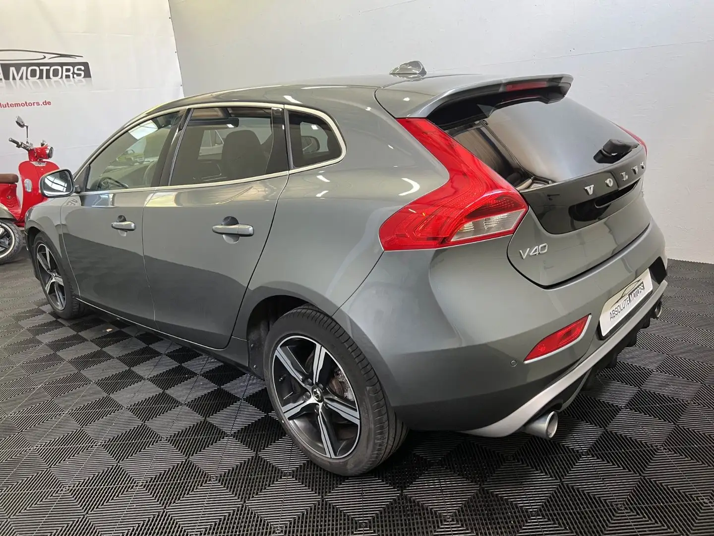 Volvo V40 1,5 R-Design *Autom *BLIS *Navi *LED-SW Grau - 2
