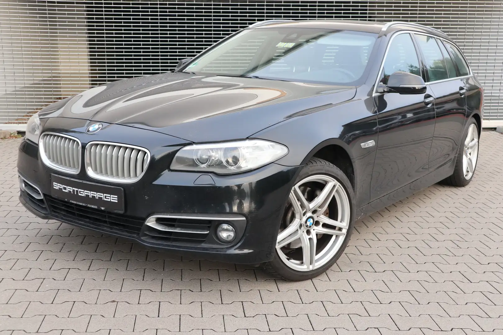 BMW 525 d Exclusive Pano Navi Prof. Klimaauto. Leder PDC Zwart - 1