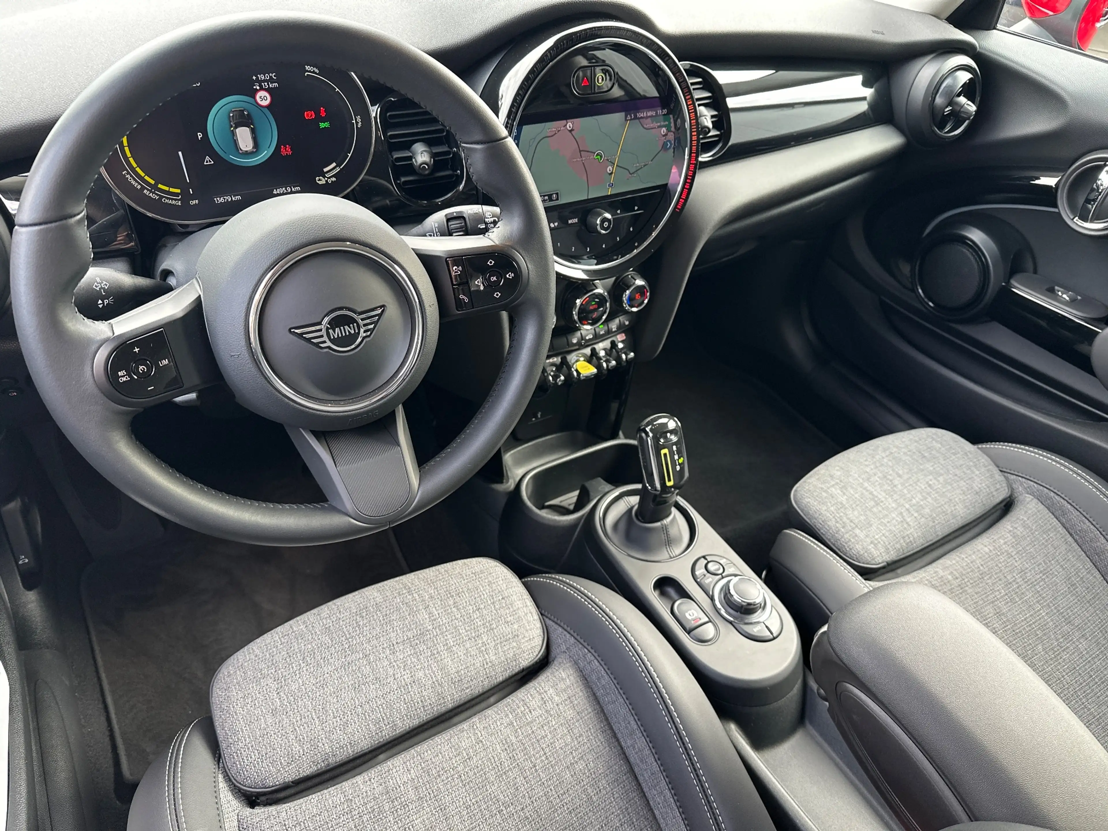 MINI Cooper SE Classic Trim NAV+LED+SHZ+KEYLESS+DRASSISTANT+1HD — photo 9