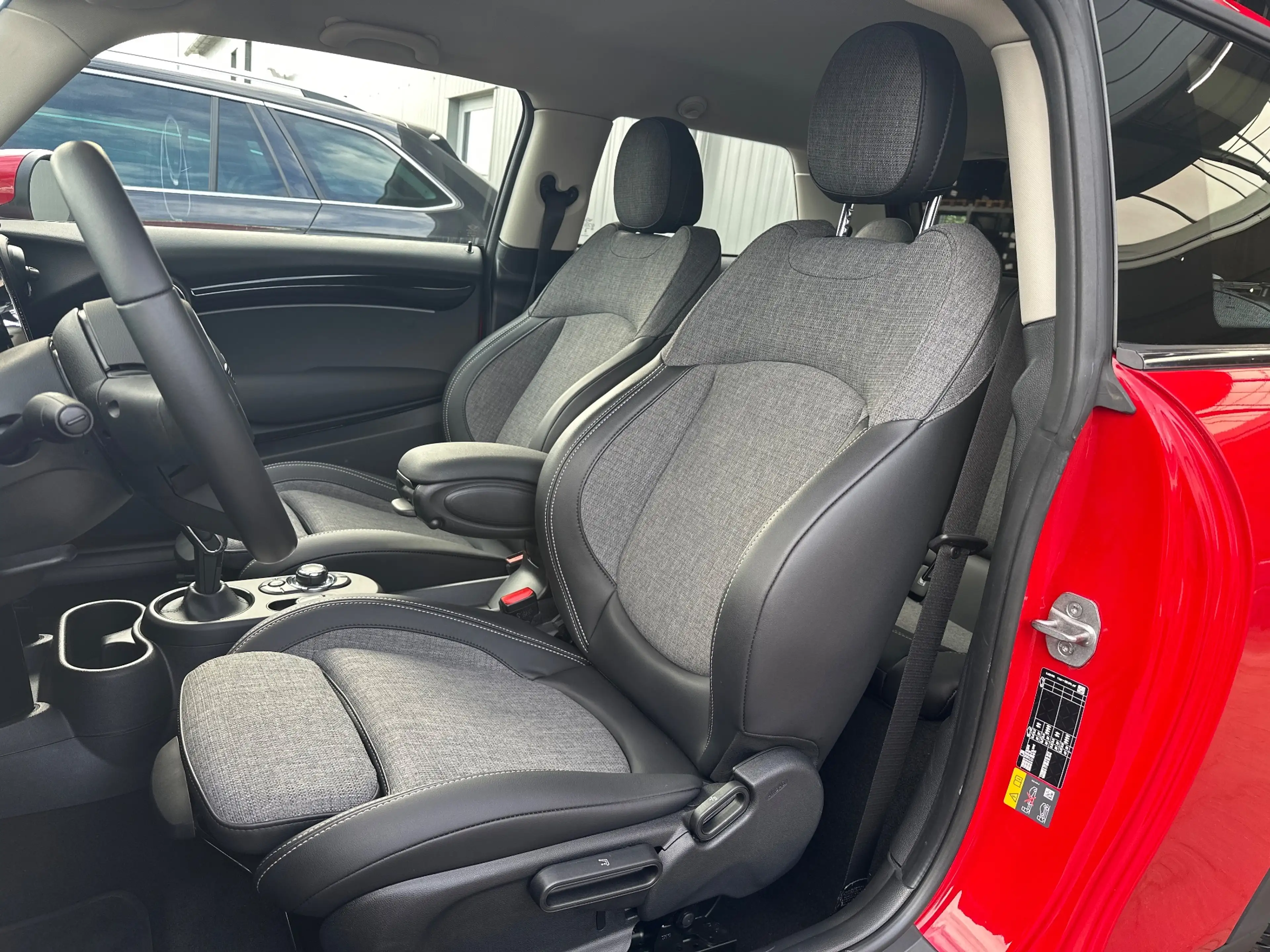 MINI Cooper SE Classic Trim NAV+LED+SHZ+KEYLESS+DRASSISTANT+1HD — photo 10
