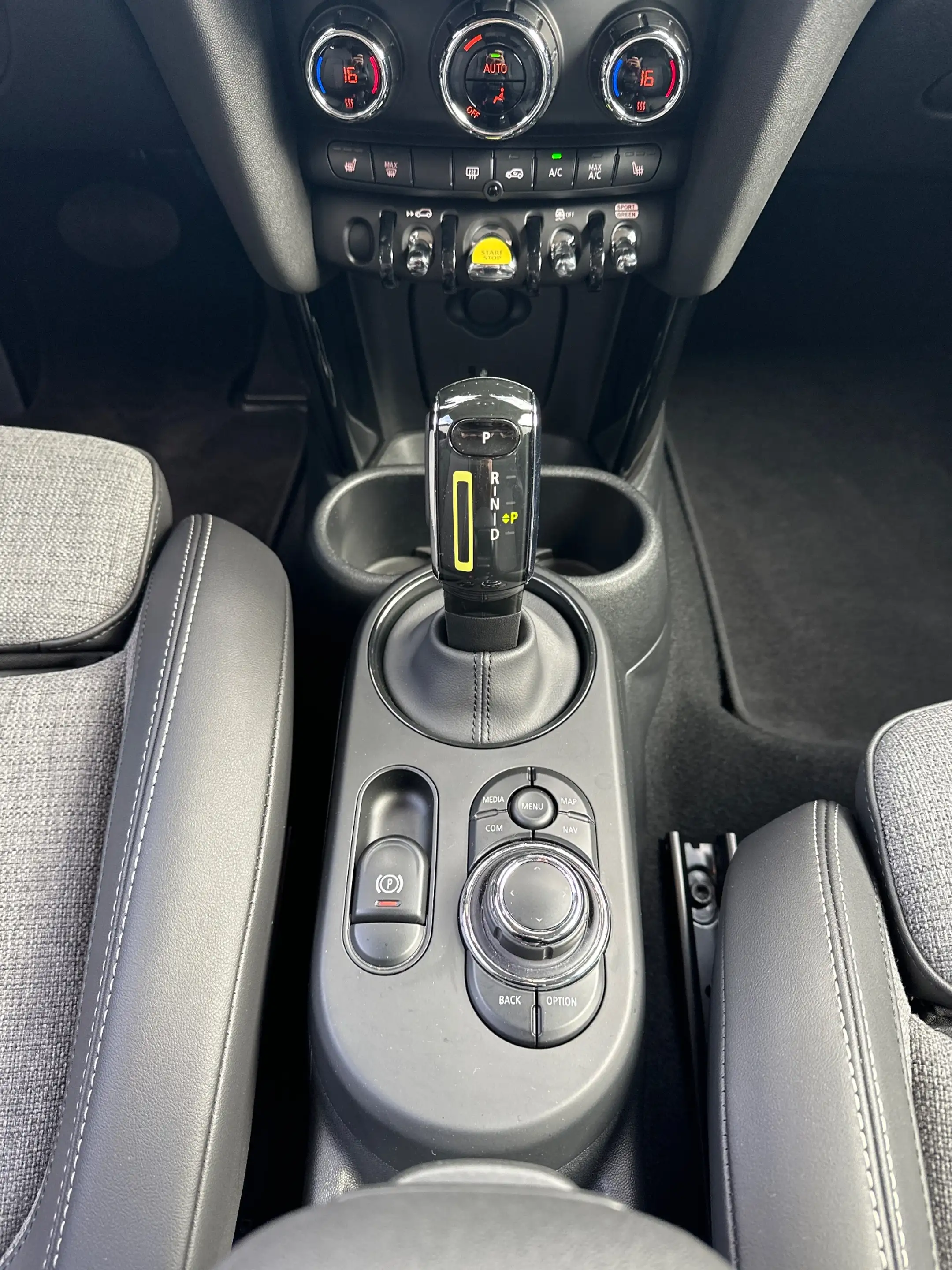 MINI Cooper SE Classic Trim NAV+LED+SHZ+KEYLESS+DRASSISTANT+1HD — photo 15
