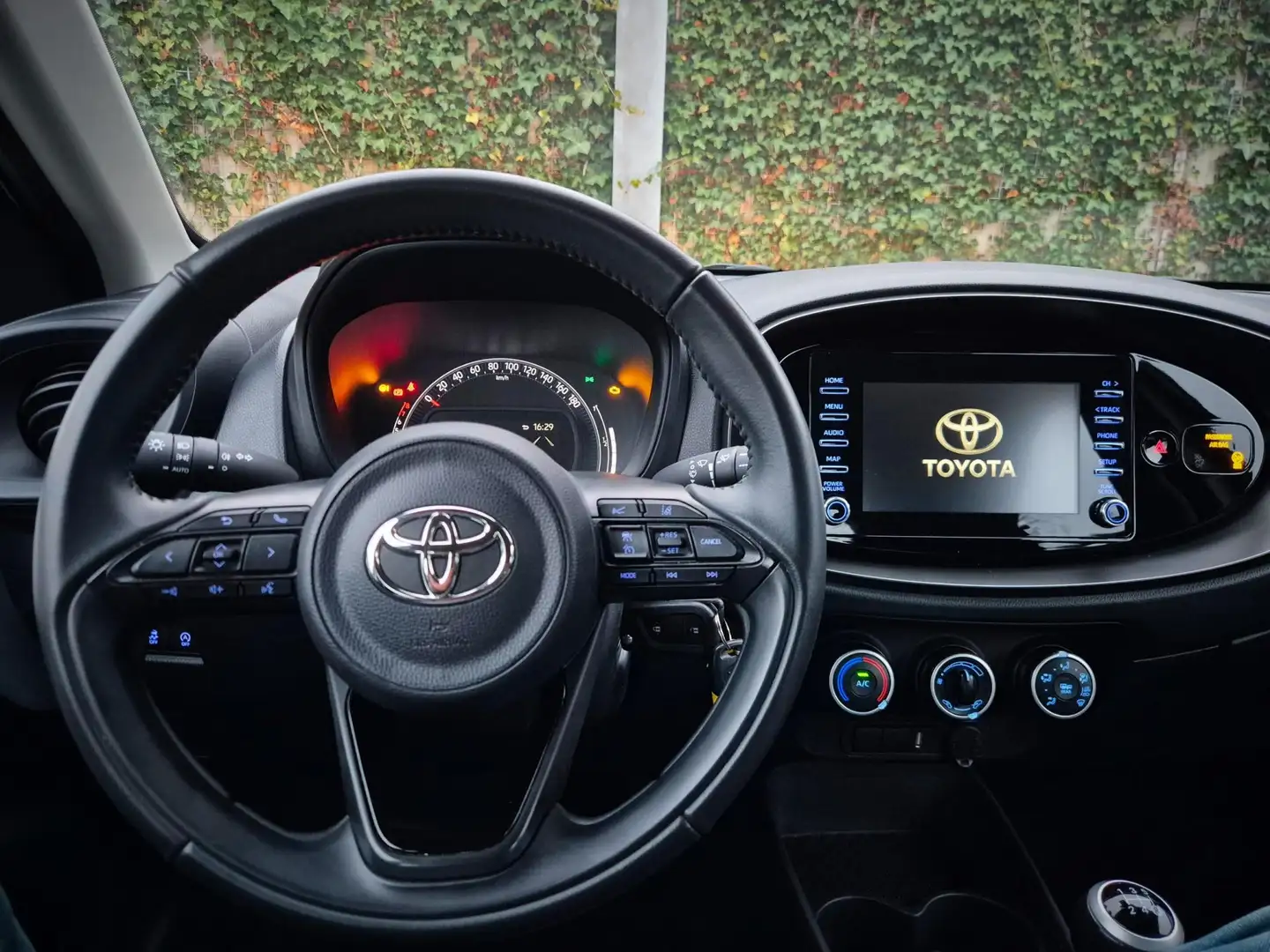 Toyota Aygo X 1.0 VVT-i MT Play Weiß - 2