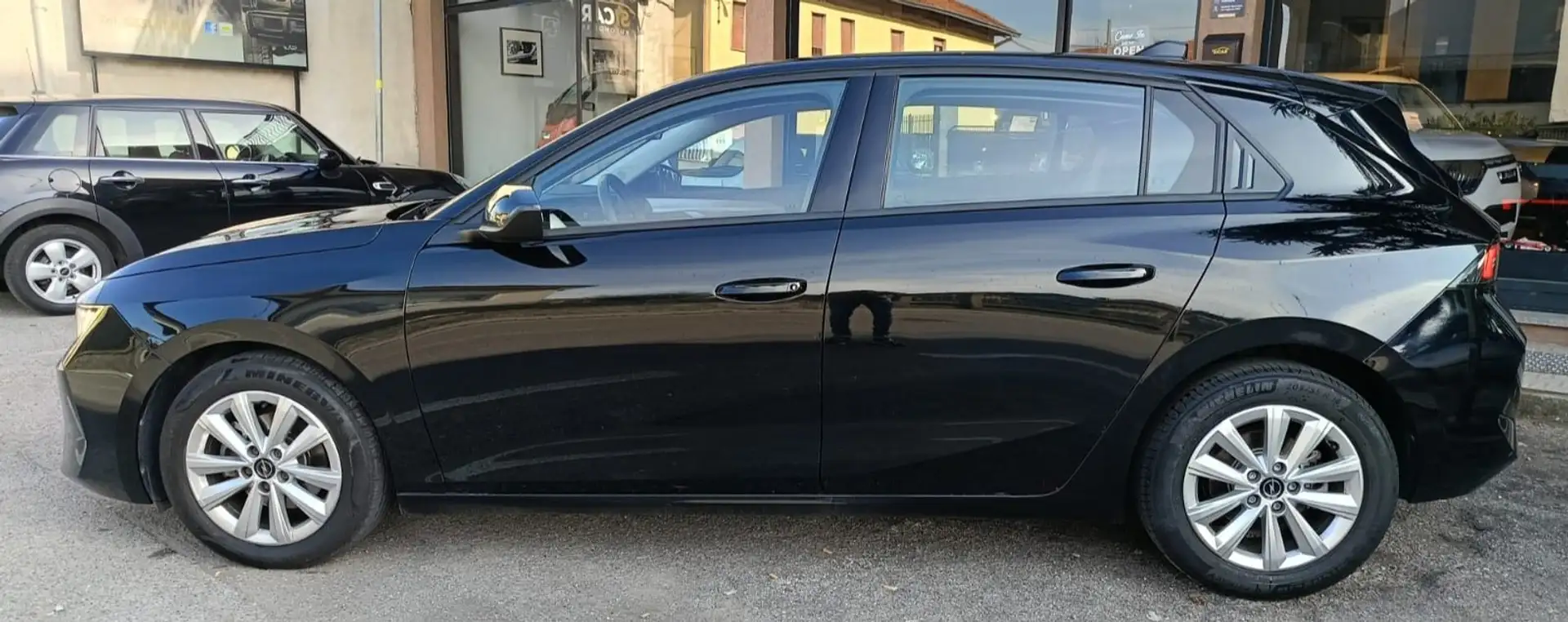 Opel Astra Astra 1.2 t Edition s Schwarz - 2