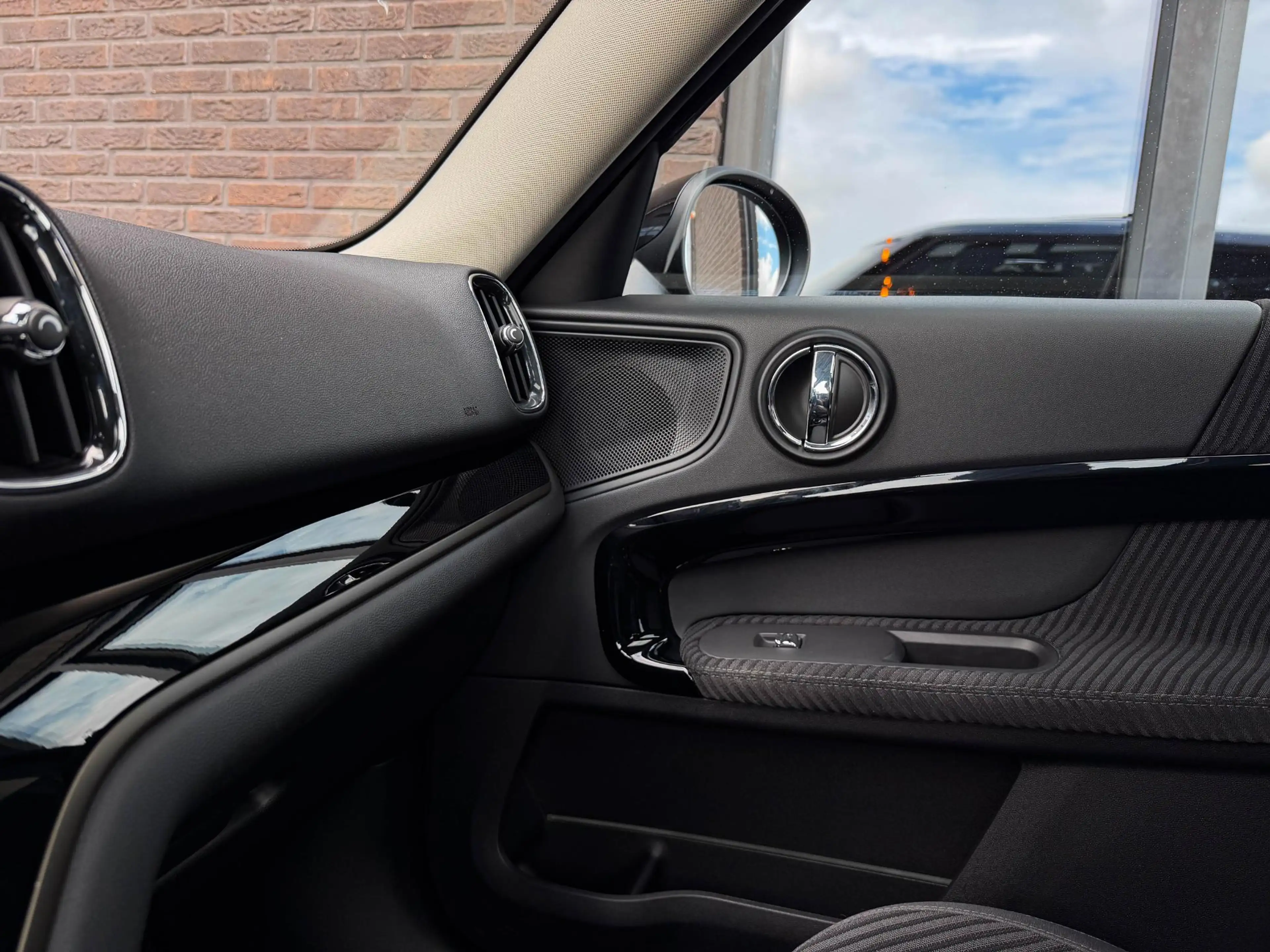 MINI Cooper SE Countryman Mini 1.5 ALL4 Chili | All Black | Pano | 18"| HUD — photo 13