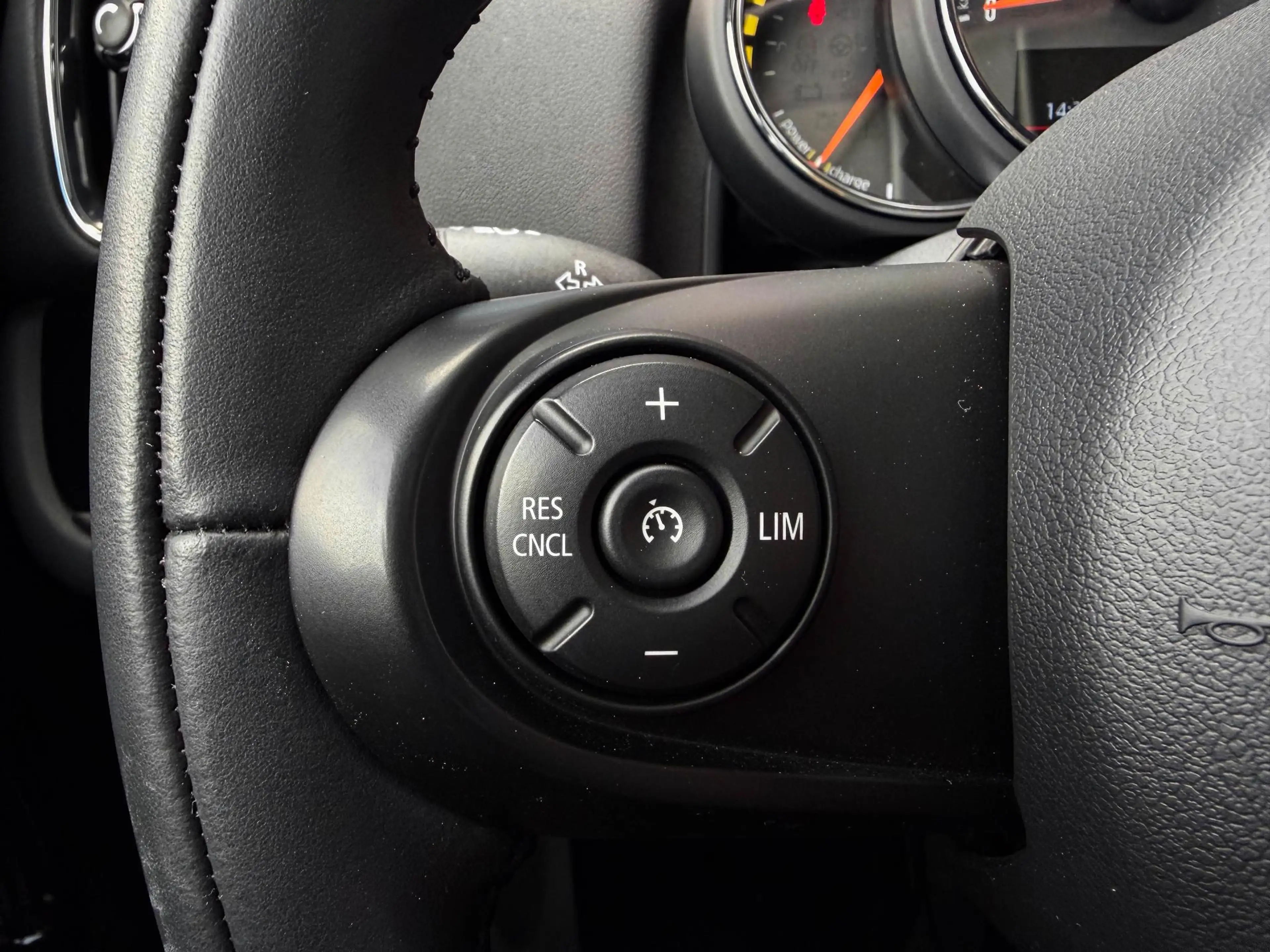 MINI Cooper SE Countryman Mini 1.5 ALL4 Chili | All Black | Pano | 18"| HUD — photo 26