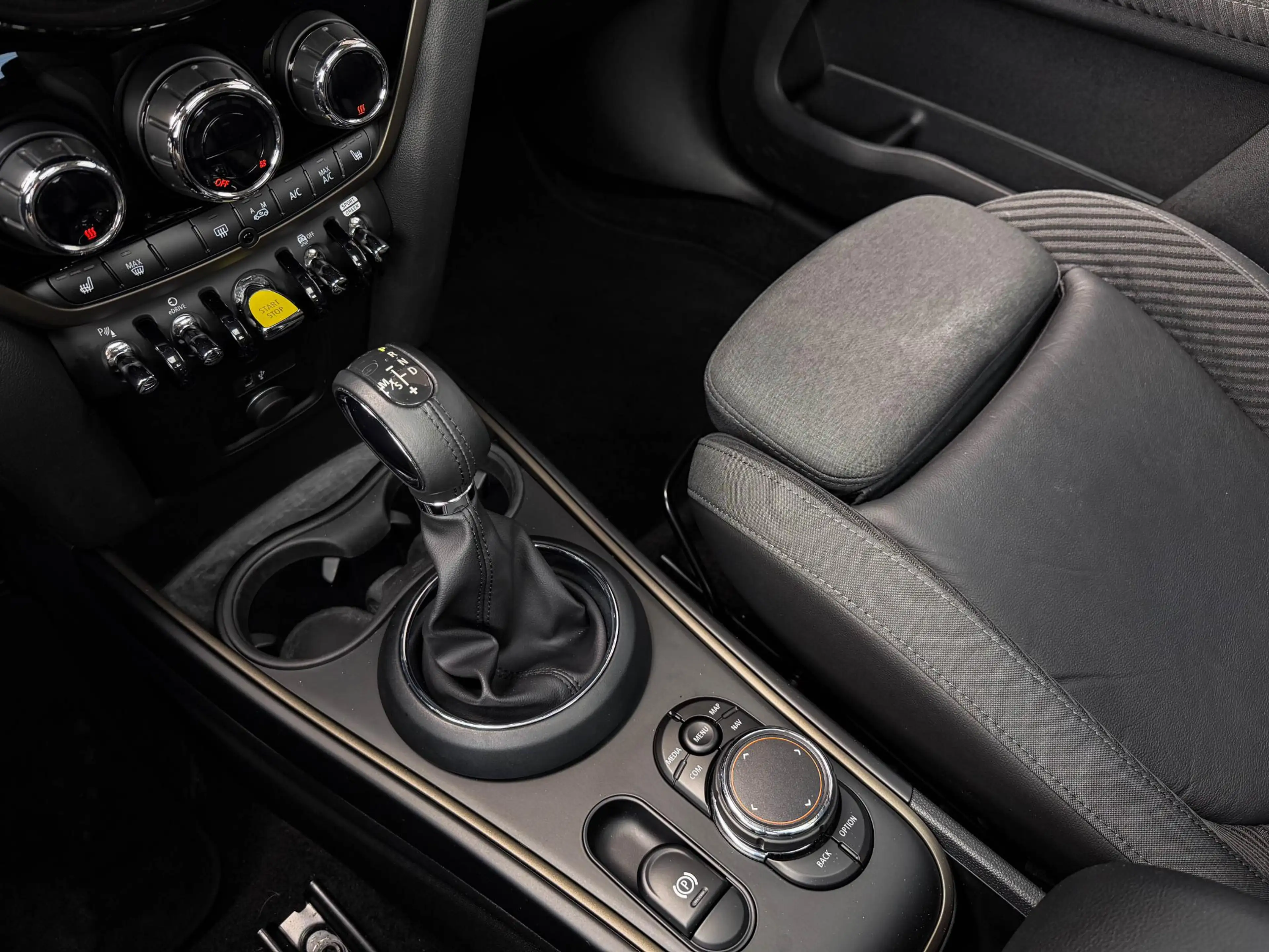 MINI Cooper SE Countryman Mini 1.5 ALL4 Chili | All Black | Pano | 18"| HUD — photo 14