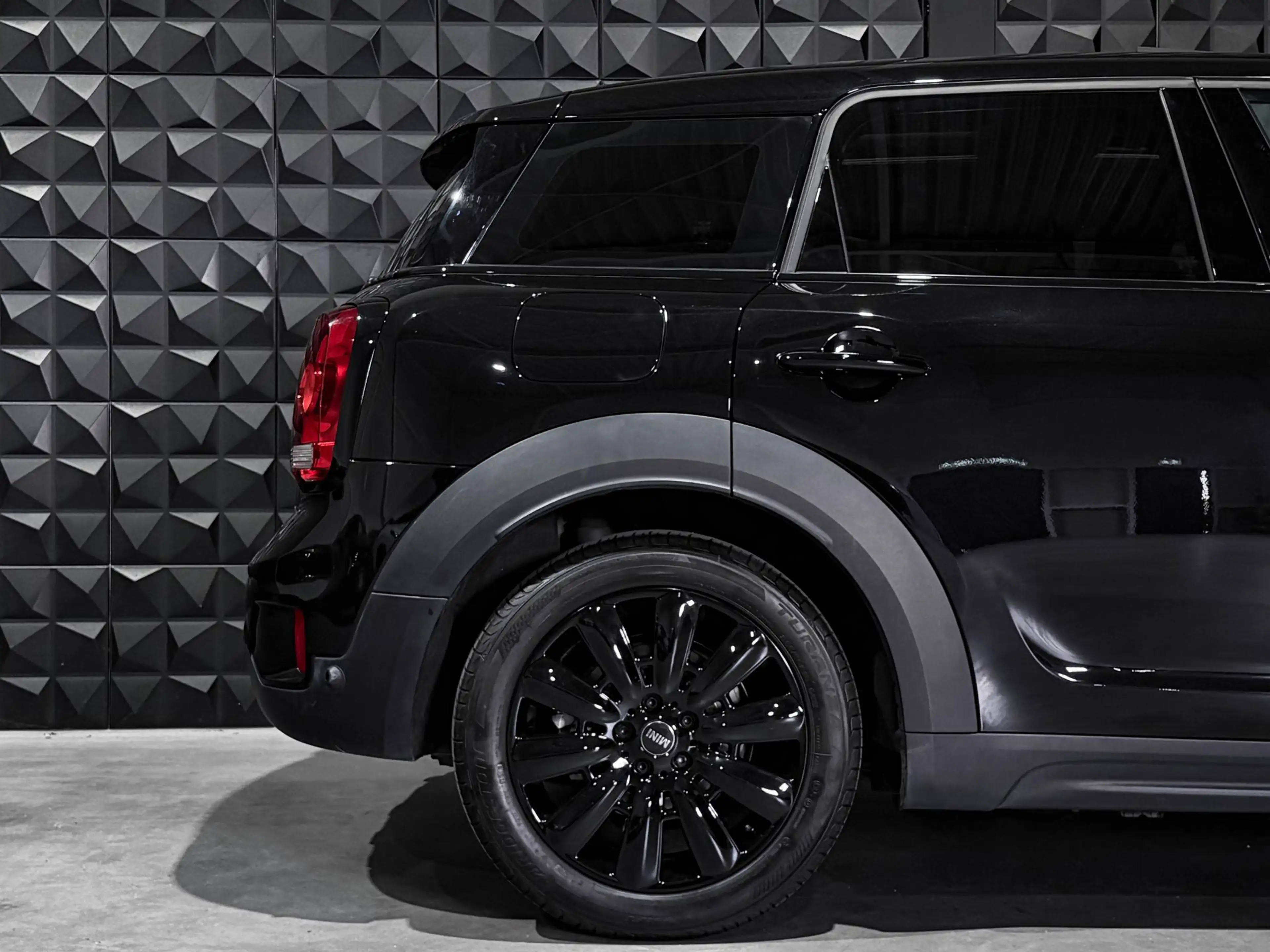MINI Cooper SE Countryman Mini 1.5 ALL4 Chili | All Black | Pano | 18"| HUD — photo 23