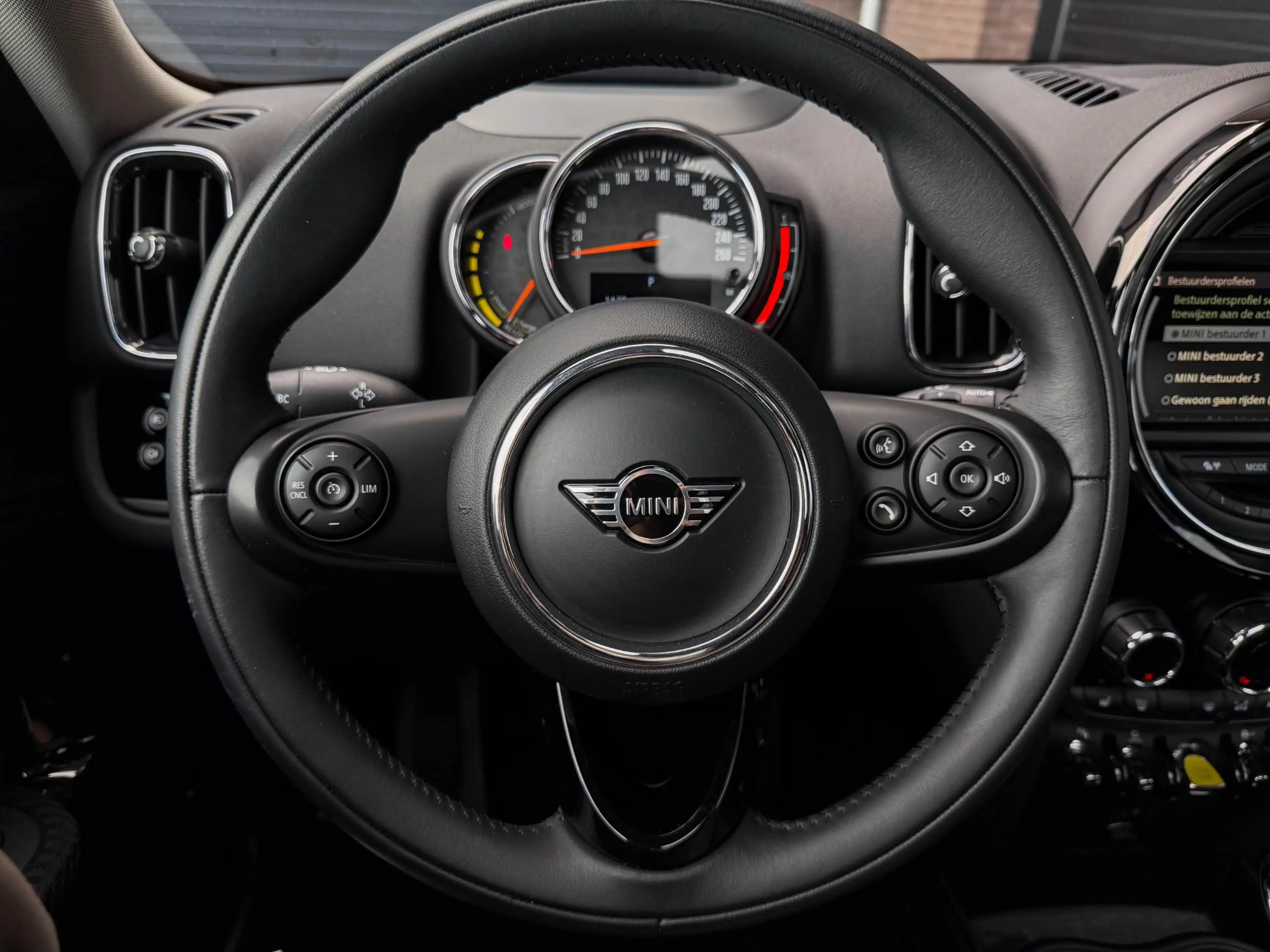 MINI Cooper SE Countryman Mini 1.5 ALL4 Chili | All Black | Pano | 18"| HUD — photo 25