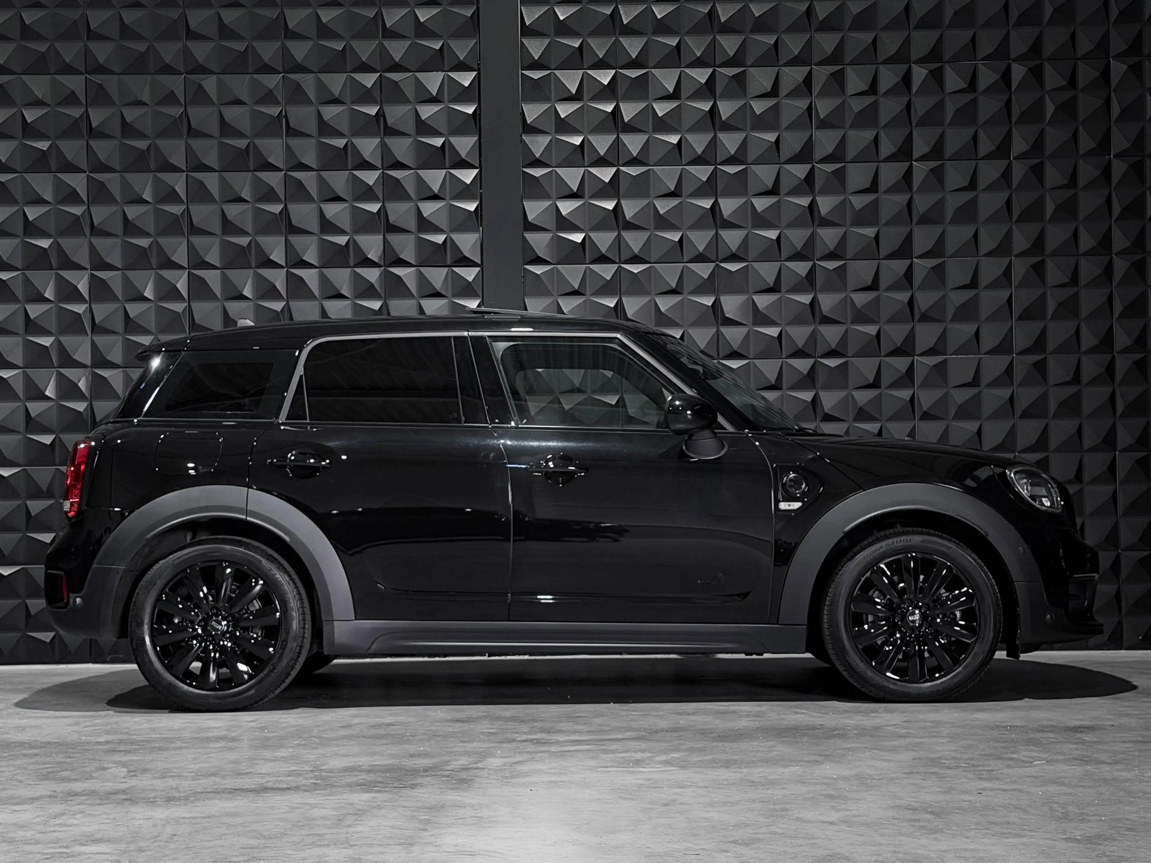 MINI Cooper SE Countryman Mini 1.5 ALL4 Chili | All Black | Pano | 18"| HUD — photo 3