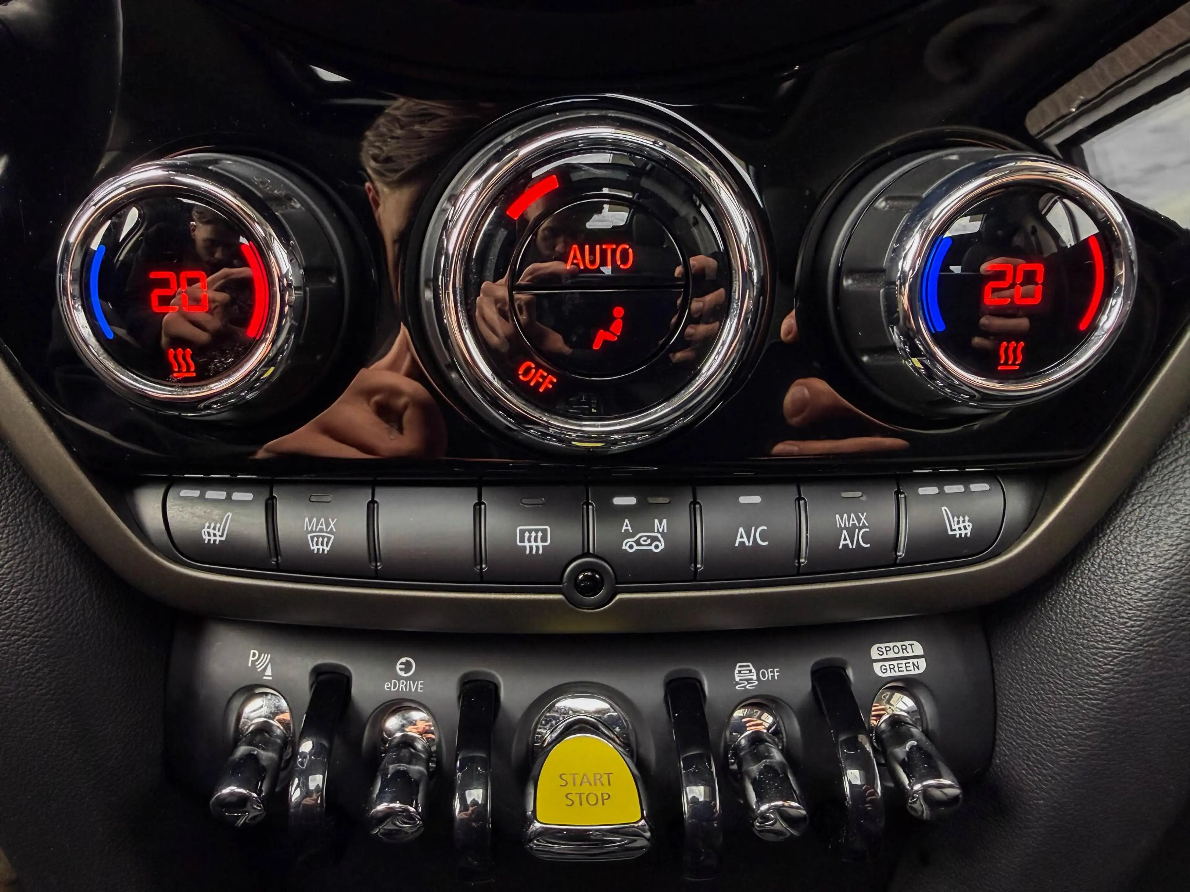 MINI Cooper SE Countryman Mini 1.5 ALL4 Chili | All Black | Pano | 18"| HUD — photo 15