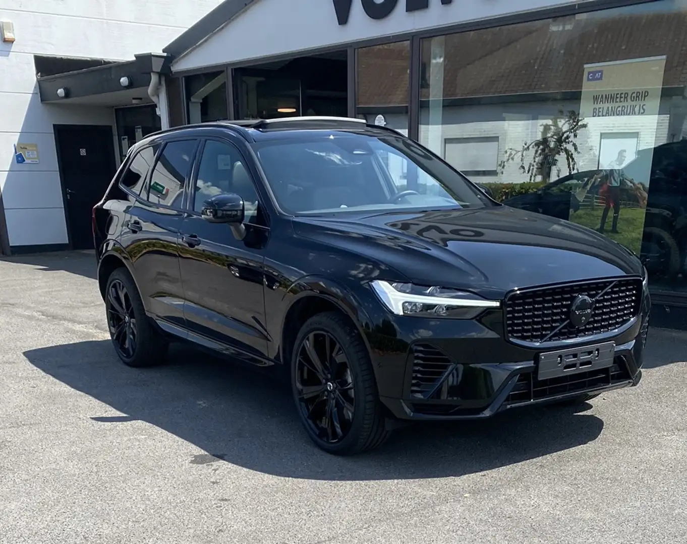 Volvo XC60 T6 AWD Plug-in Hybrid Plus Black Edition Zwart - 2