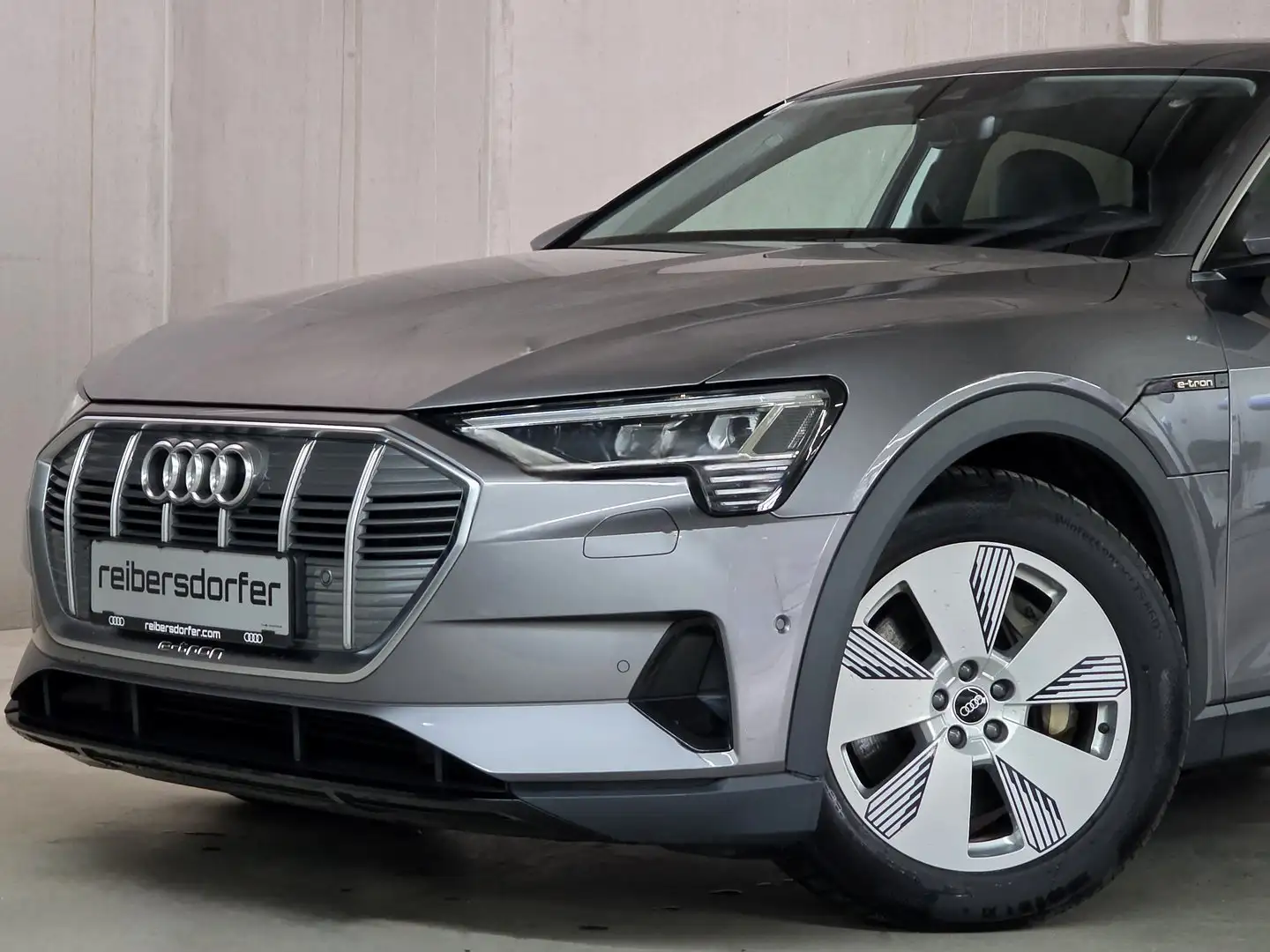 Audi e-tron 55 300 kW Business Grau - 2