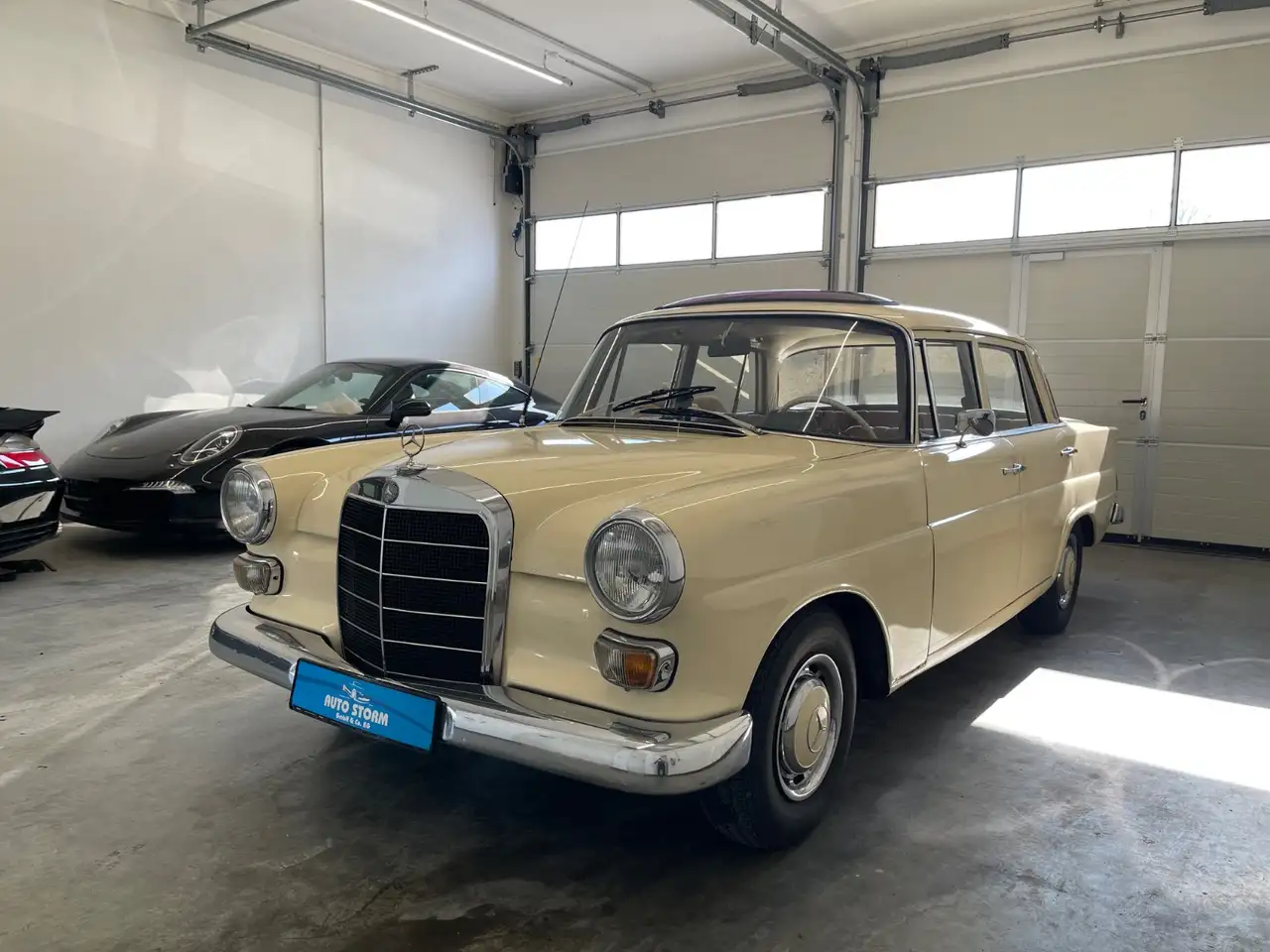 Mercedes-Benz 200 D Heckflosse W110*HU-10.2027*AHK*1-HAND*Schiebedac, foto 1