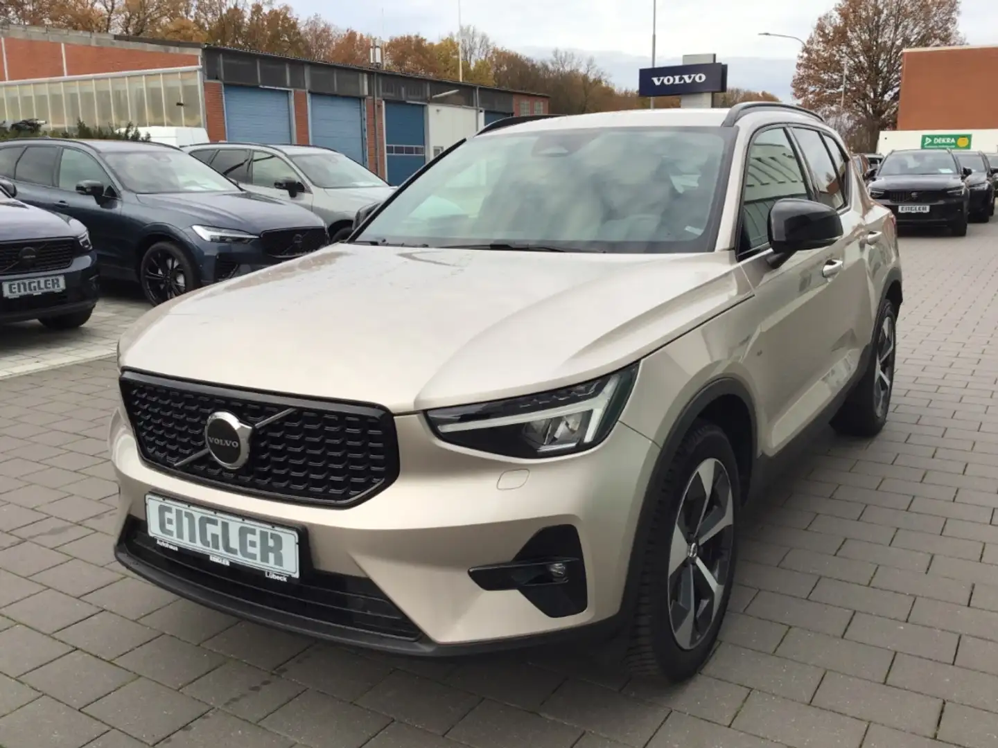 Volvo XC40 B3 (Benzin) Plus Dark Cam Navi Grau - 2
