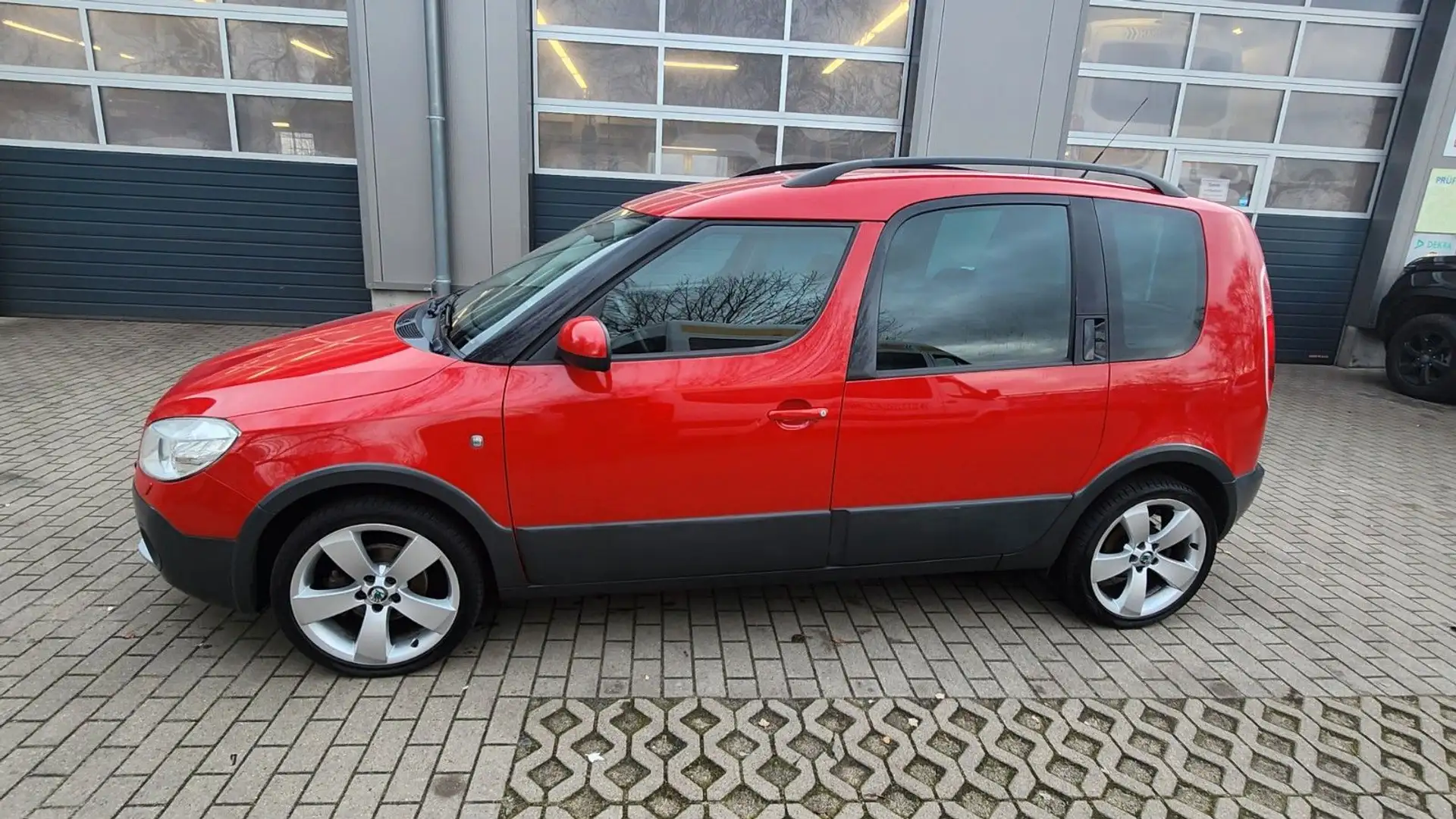 Skoda Roomster Scout*2.Hand*HU/AU 06.2027 Rot - 2