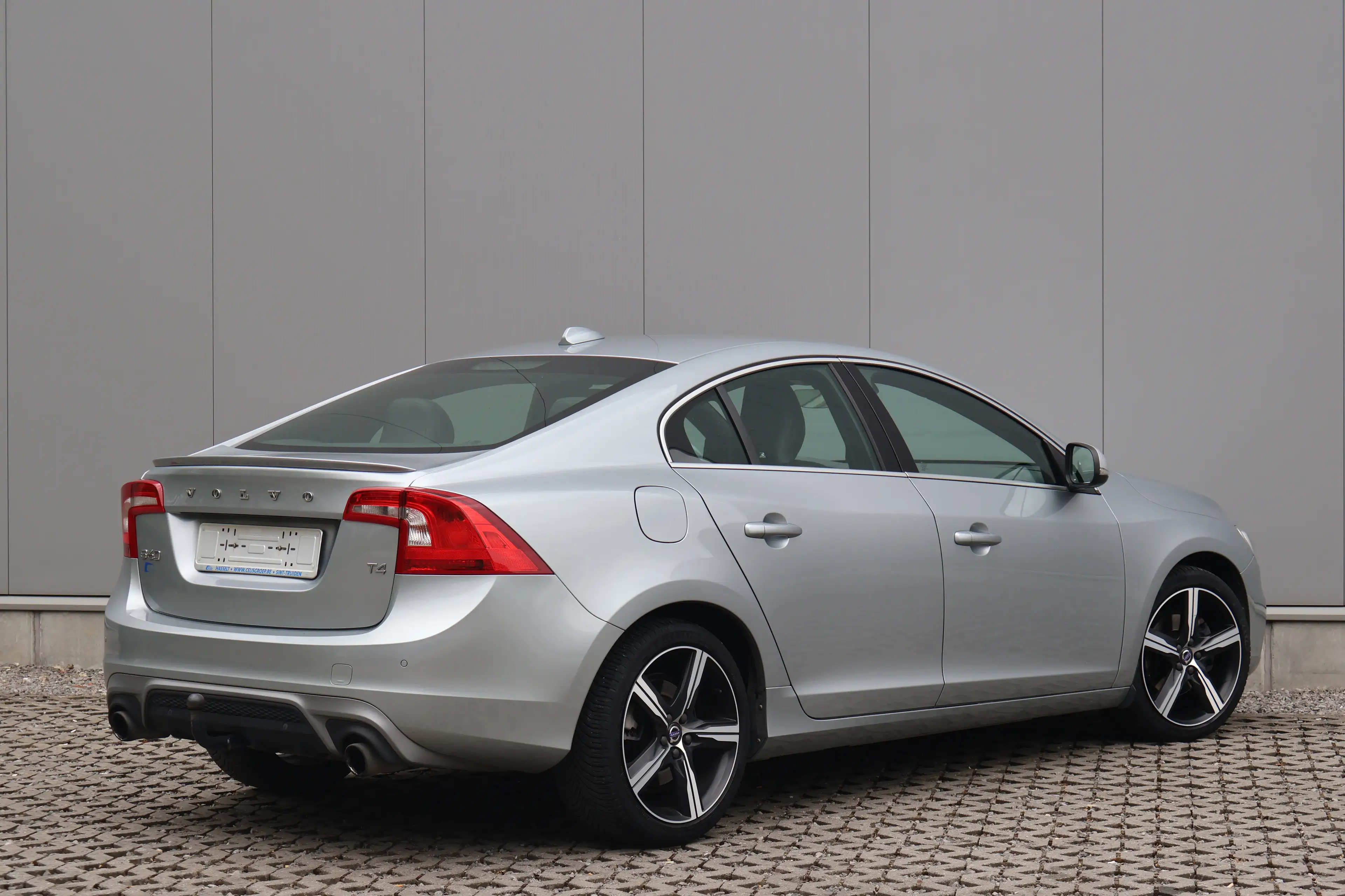 Volvo S60 S60 2.0 T4 Momentum R-Design Geartronic Garantie * — photo 4