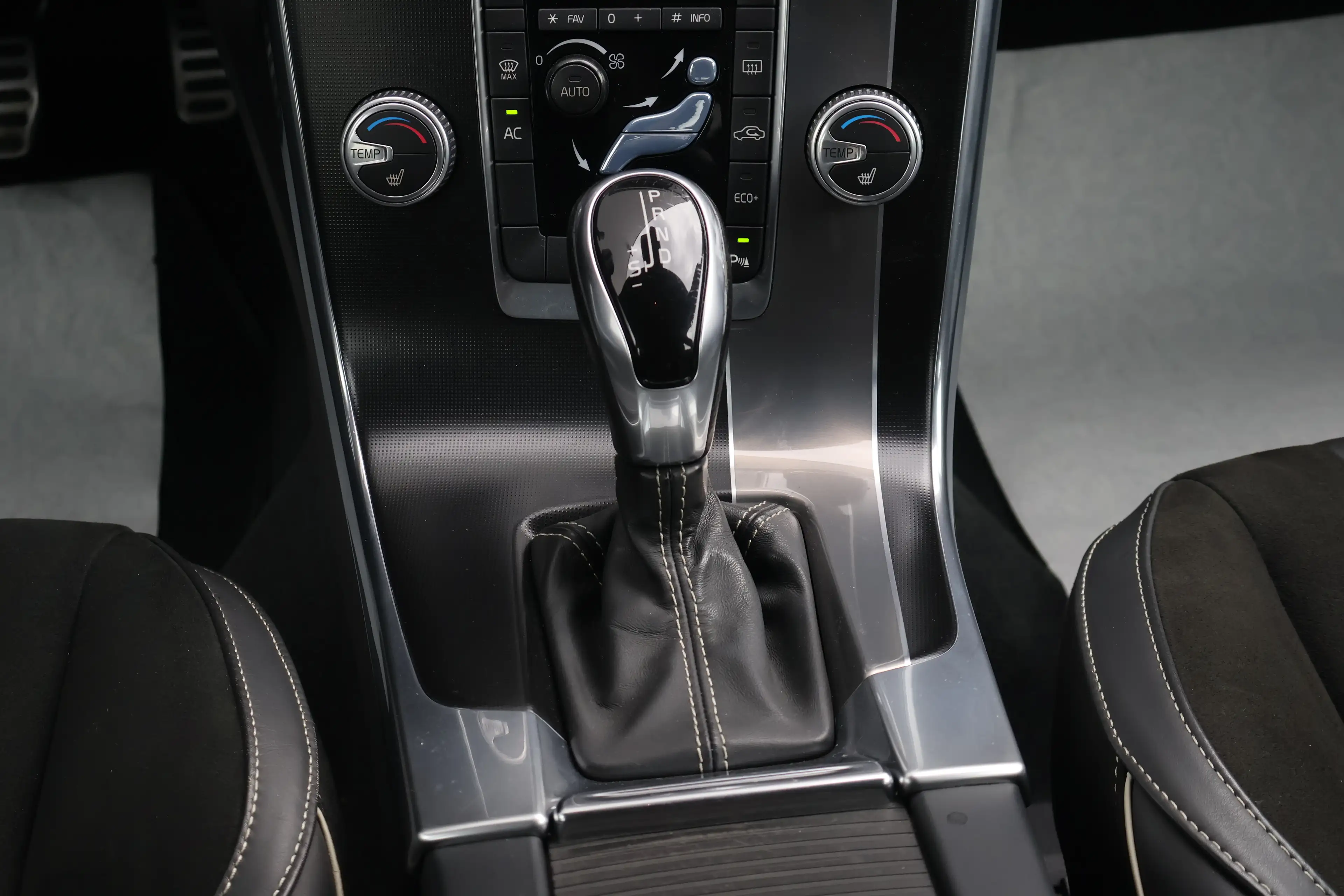 Volvo S60 S60 2.0 T4 Momentum R-Design Geartronic Garantie * — photo 13