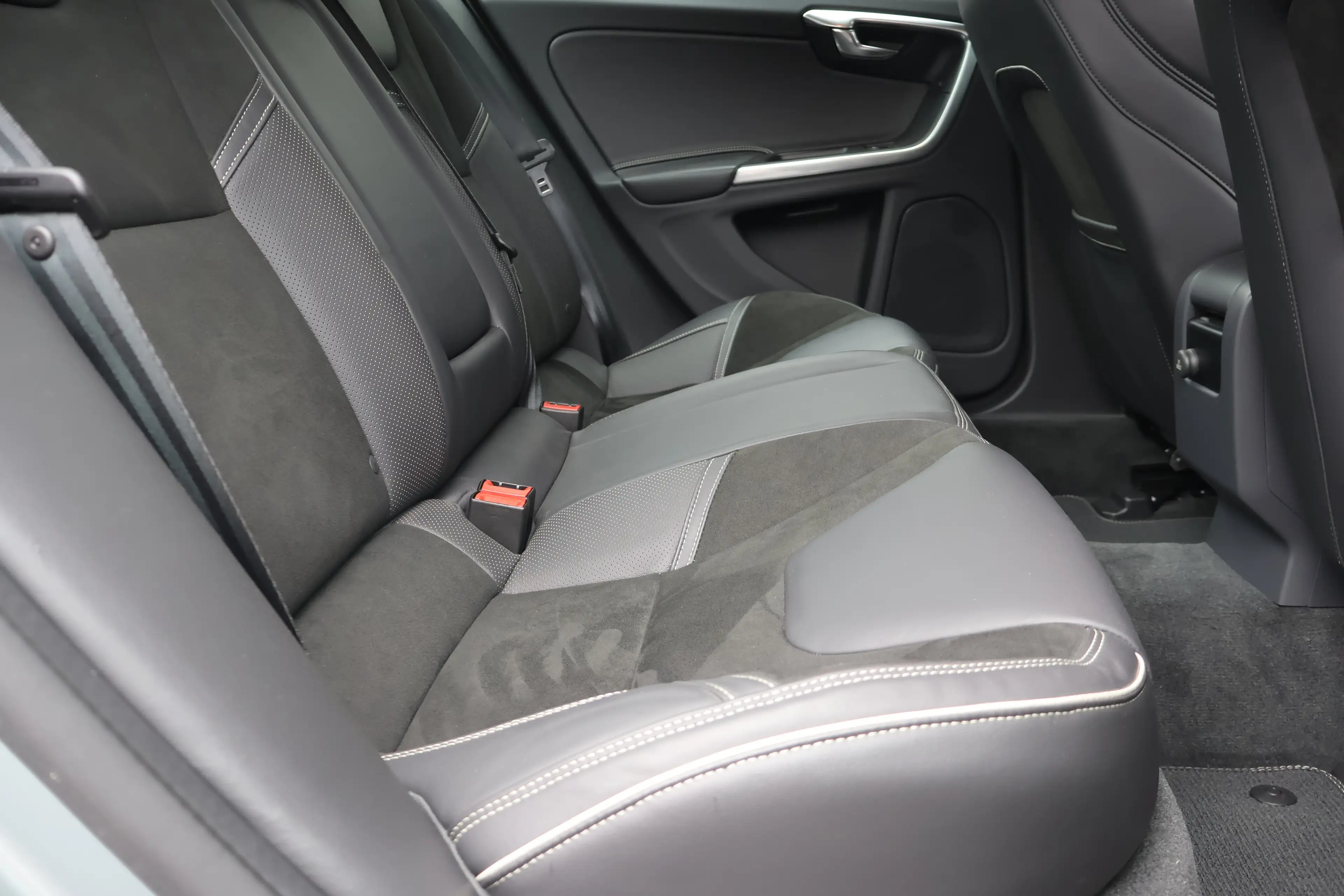 Volvo S60 S60 2.0 T4 Momentum R-Design Geartronic Garantie * — photo 8