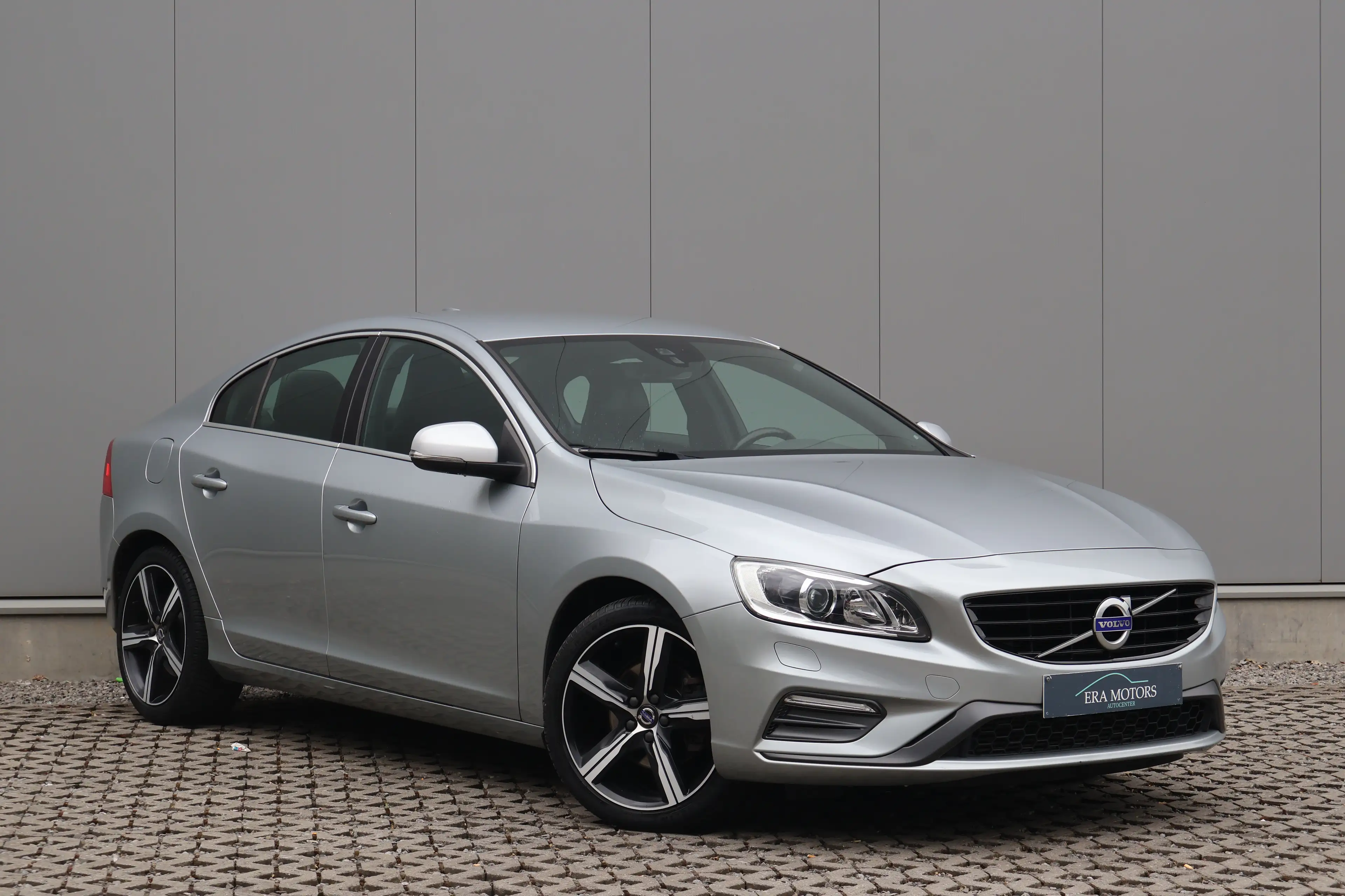 Volvo S60 S60 2.0 T4 Momentum R-Design Geartronic Garantie * — photo 2