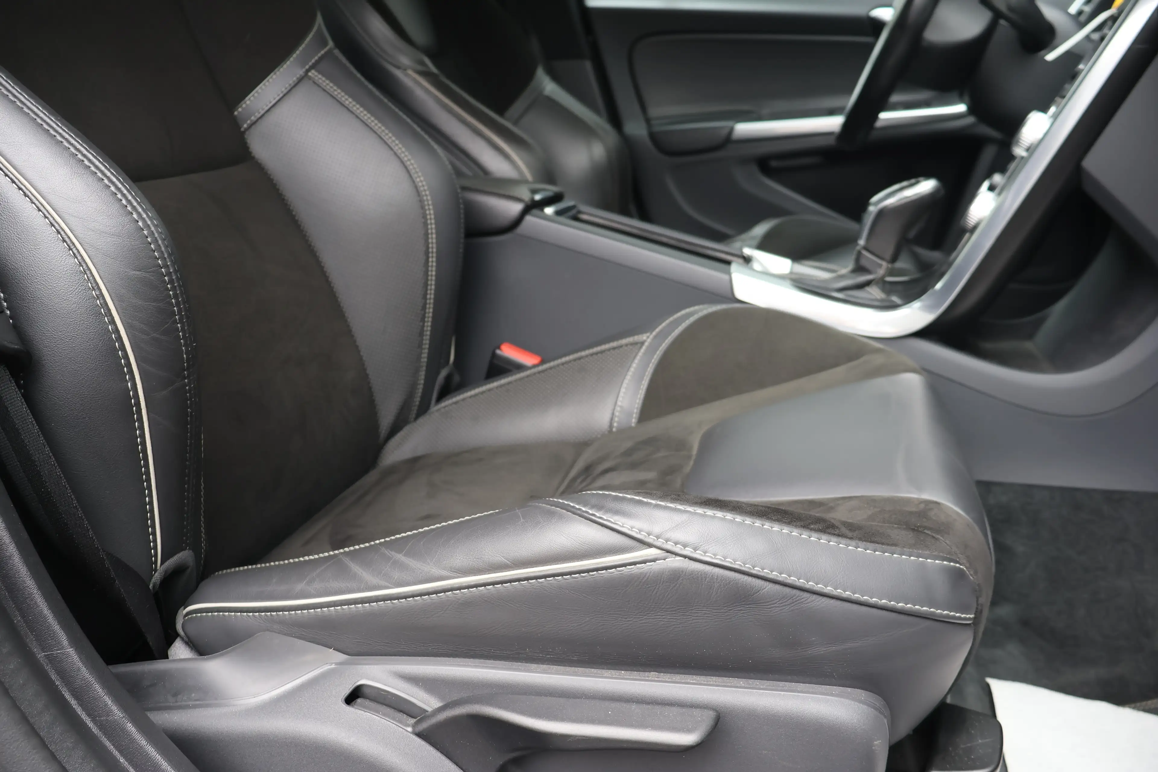 Volvo S60 S60 2.0 T4 Momentum R-Design Geartronic Garantie * — photo 7