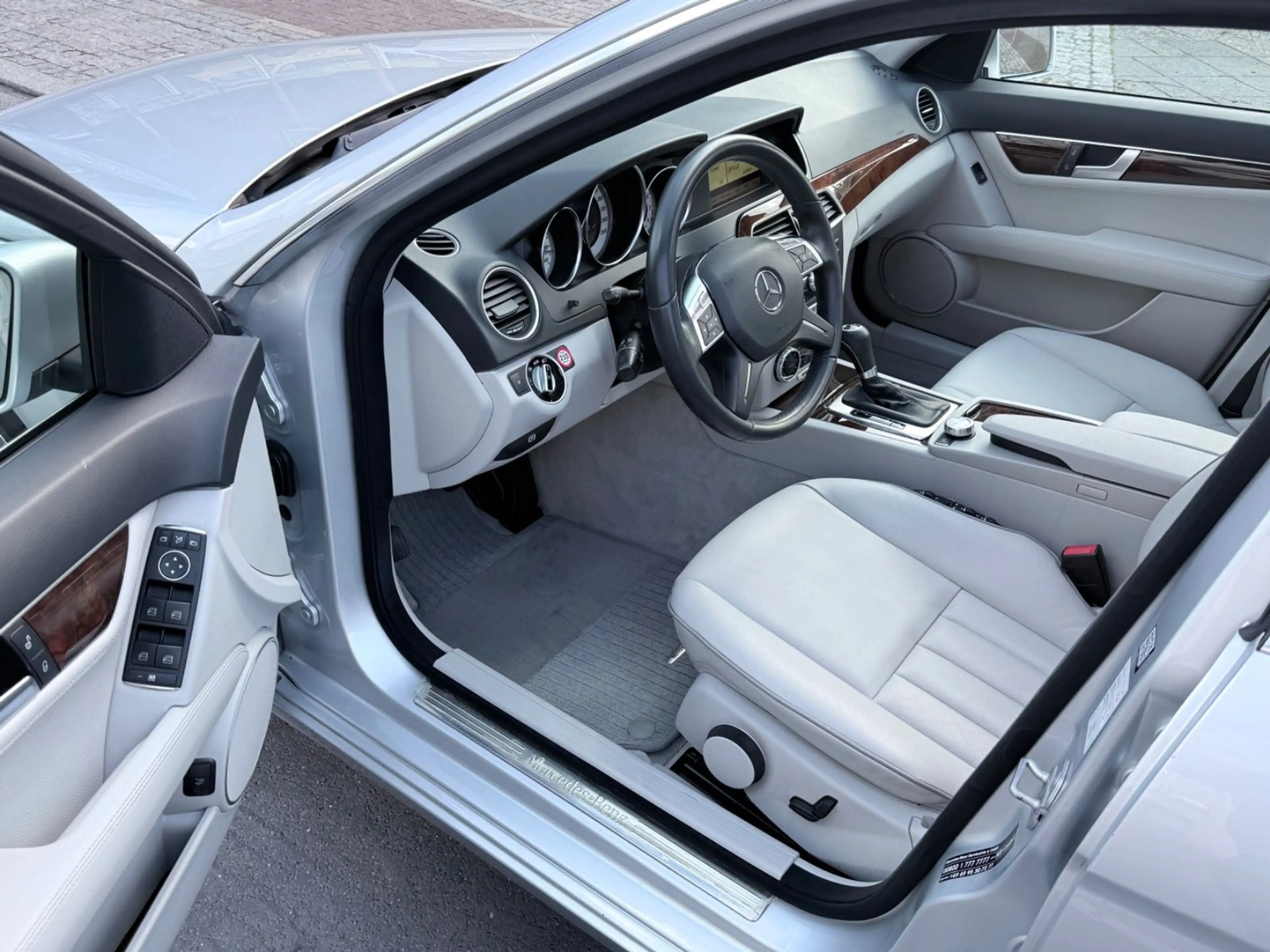 Mercedes-Benz C 350 4MATIC ELEGANCE *1-HAND*NAXI*BI-XENON*PANO — photo 9