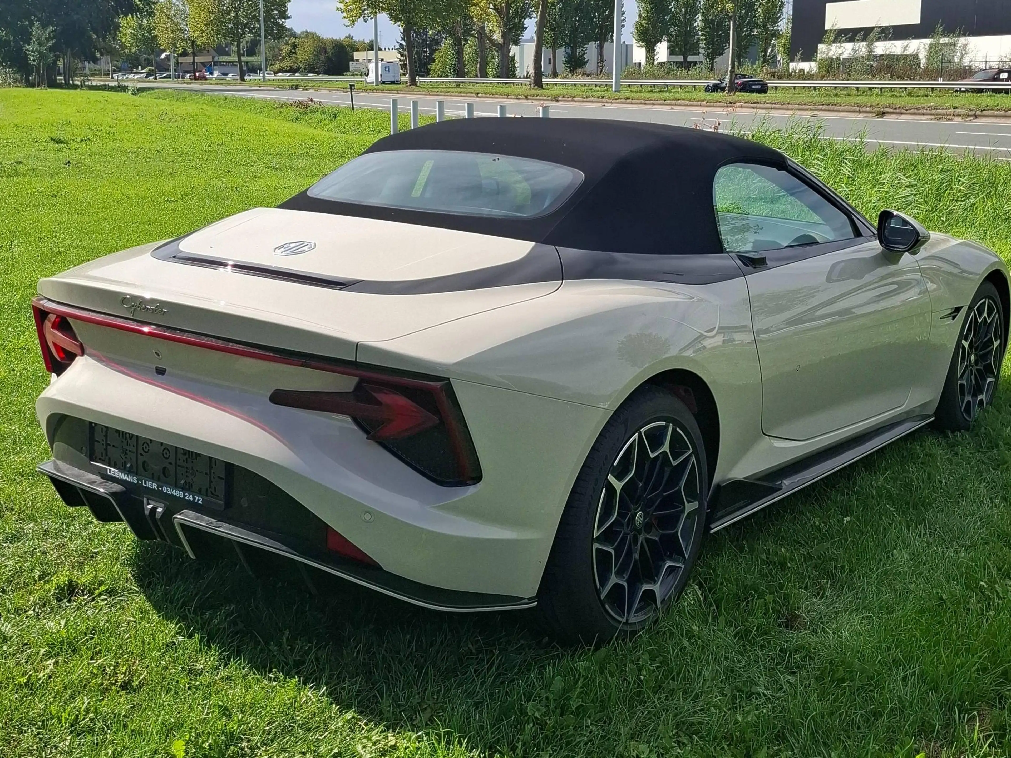 MG Cyberster Cyberster 77 kWh Trophy Extended Range 100th Anniversary — photo 12