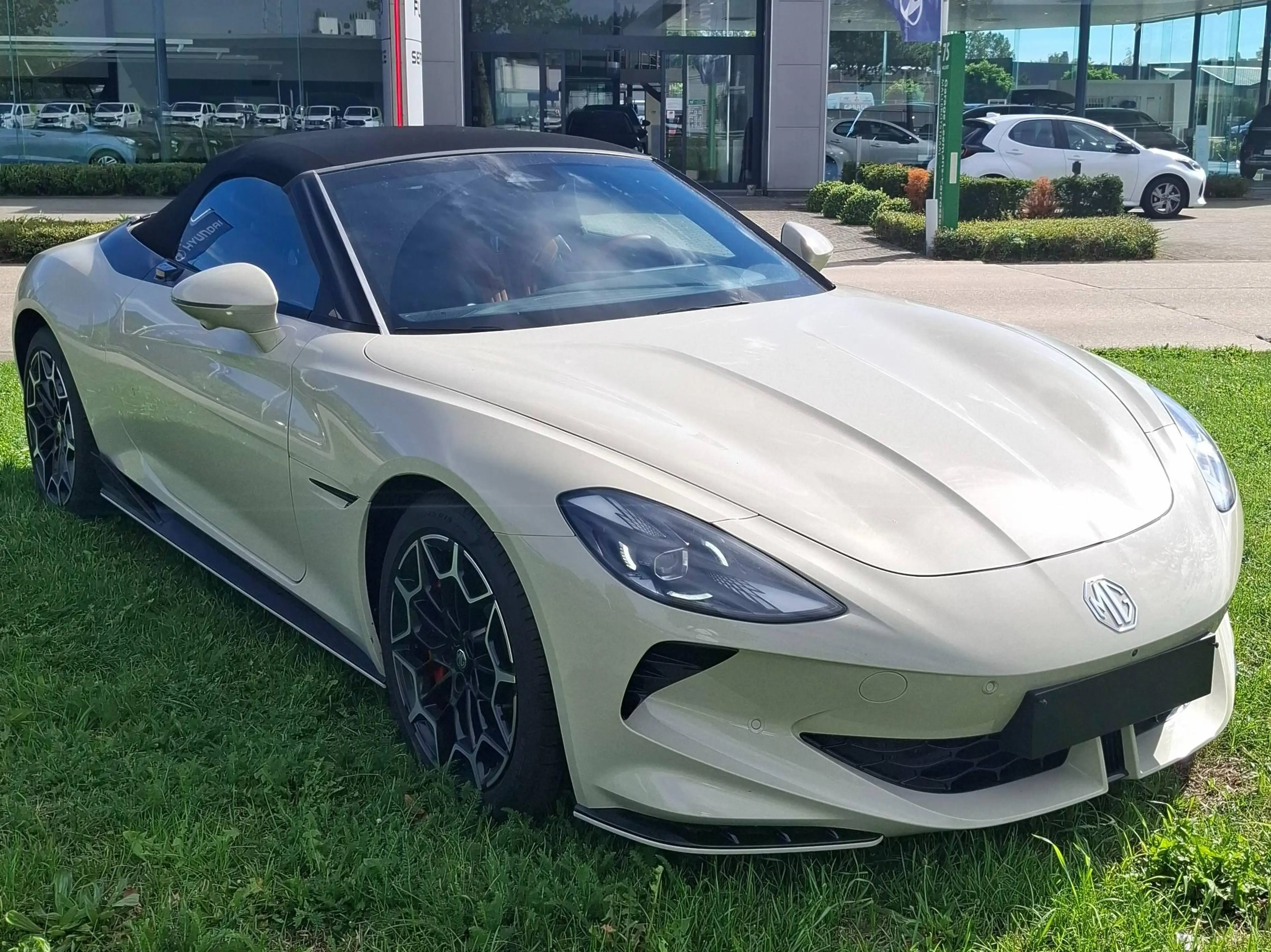 MG Cyberster Cyberster 77 kWh Trophy Extended Range 100th Anniversary — photo 6