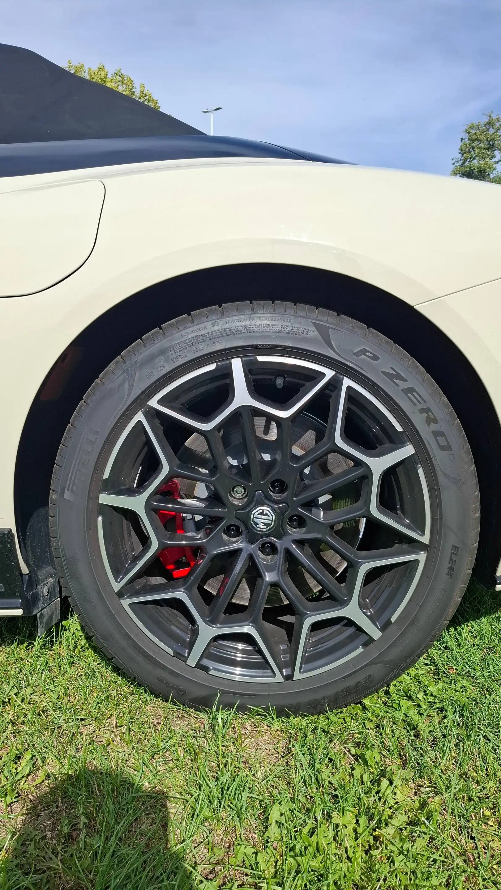 MG Cyberster Cyberster 77 kWh Trophy Extended Range 100th Anniversary — photo 14