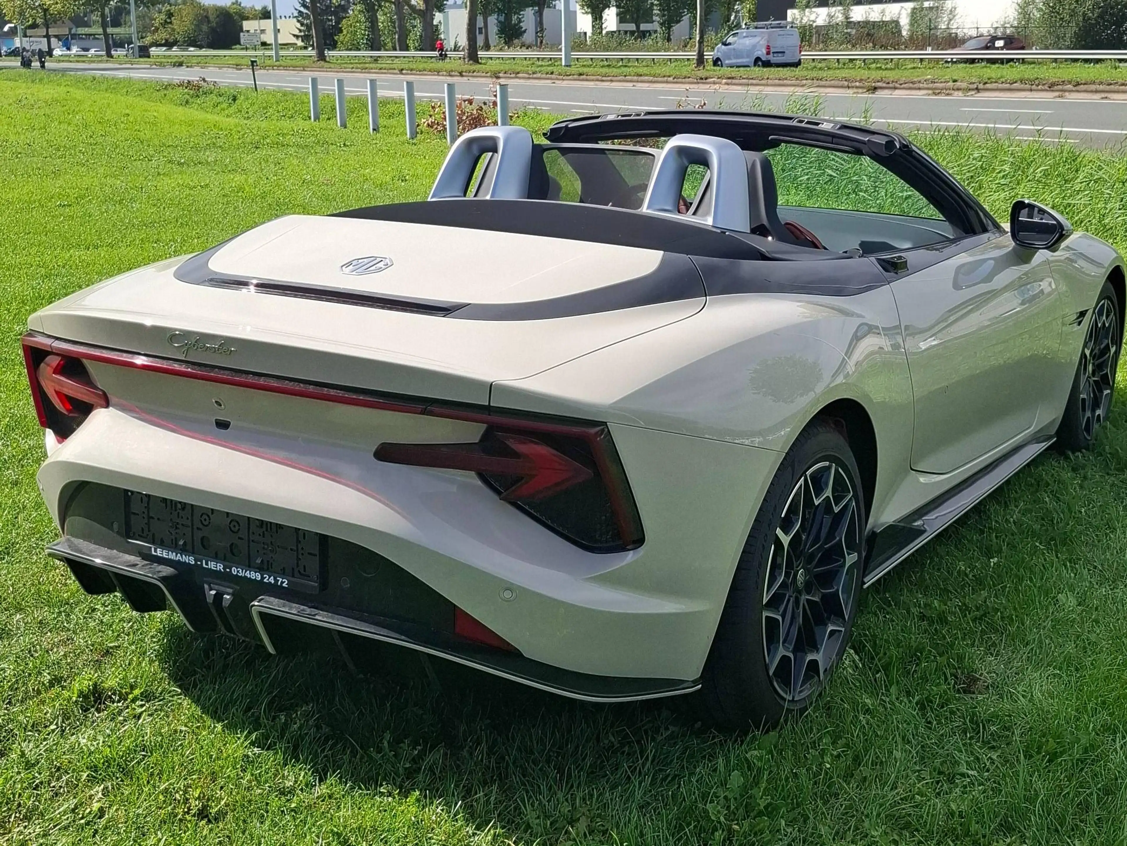 MG Cyberster Cyberster 77 kWh Trophy Extended Range 100th Anniversary — photo 13