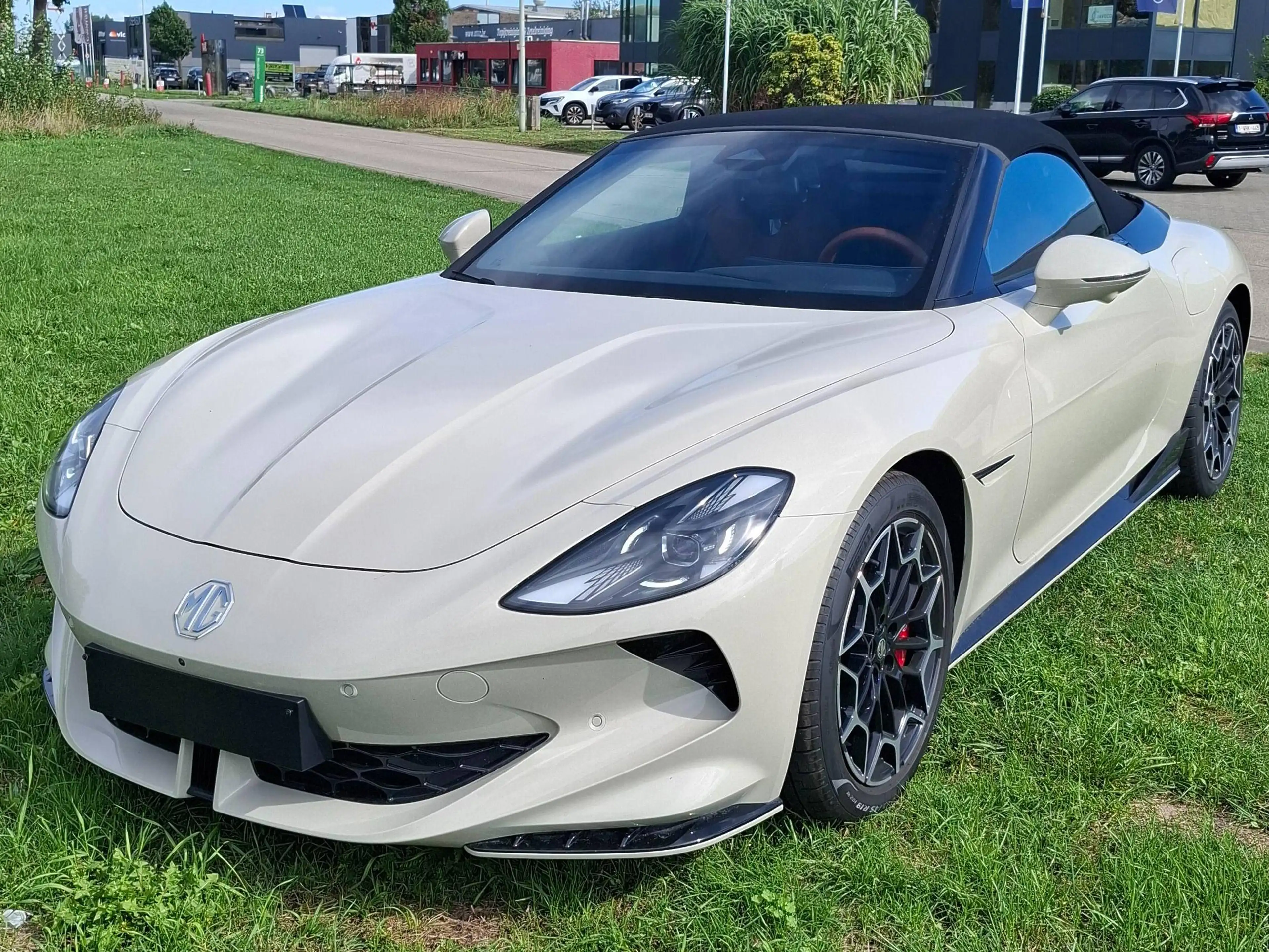 MG Cyberster Cyberster 77 kWh Trophy Extended Range 100th Anniversary — photo 2
