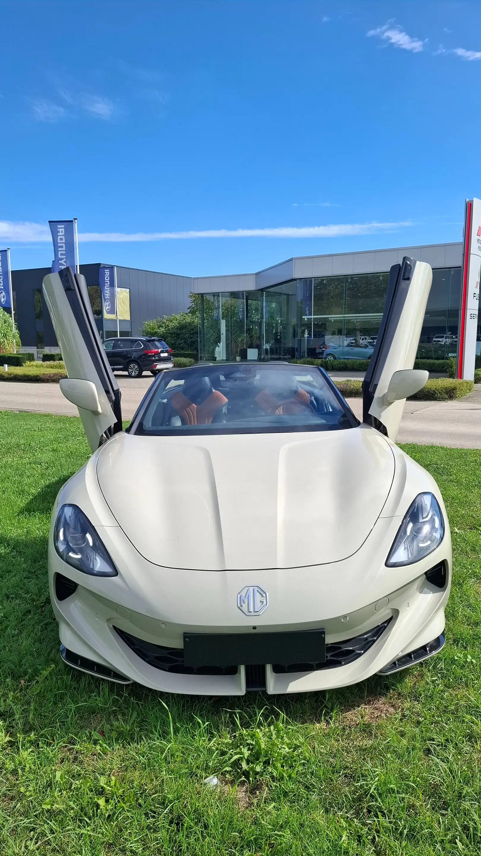 MG Cyberster Cyberster 77 kWh Trophy Extended Range 100th Anniversary — photo 4