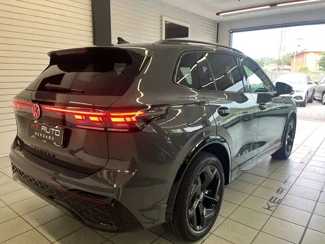 Volkswagen Tiguan view 4