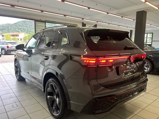 Volkswagen Tiguan view 2