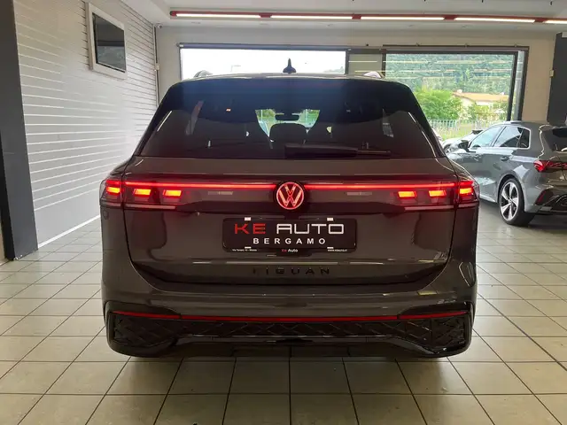 Volkswagen Tiguan view 3