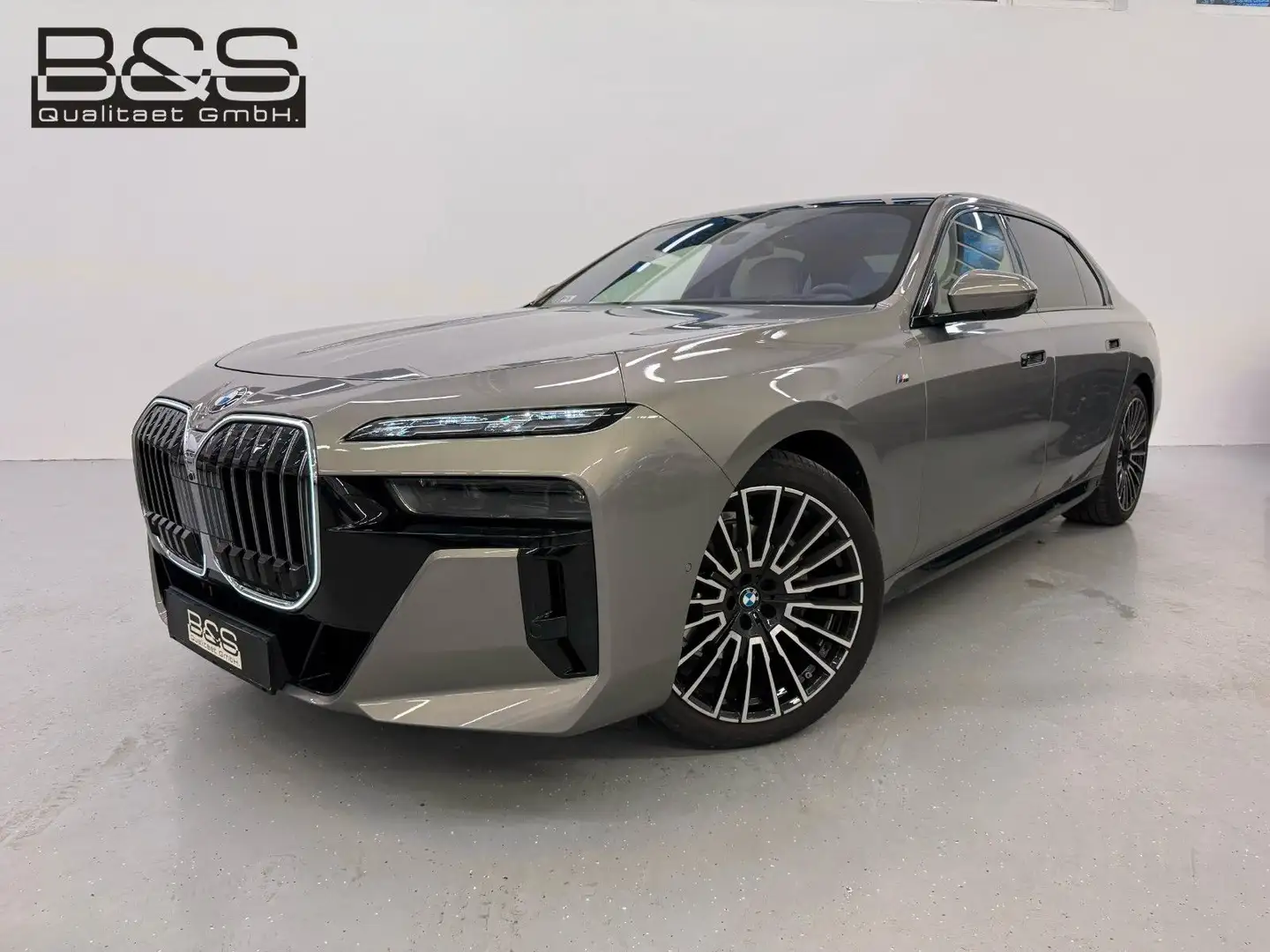 BMW 740 d xDrive MSport ACC,HUD,SKYL,B&W,TV,LUFT,Usw Grau - 1