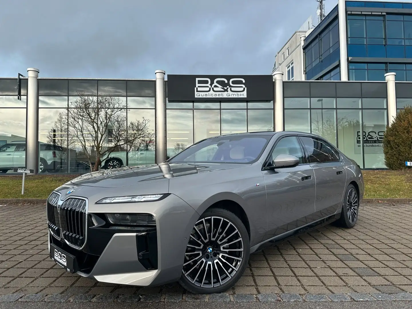 BMW 740 d xDrive M Sport ACC,HUD,SKYL,B&W,TV,LUFT,Usw Grau - 1