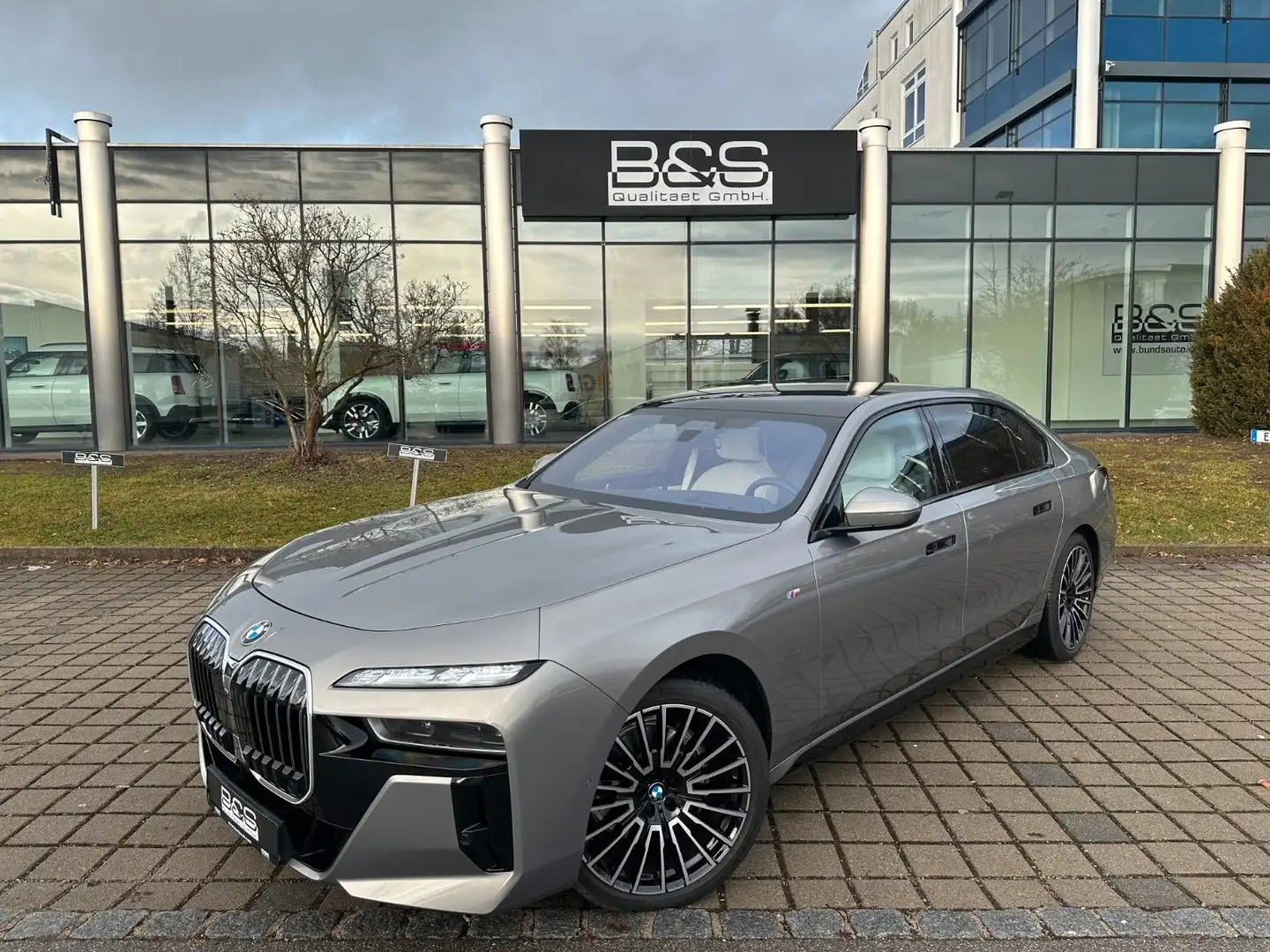 BMW 740 d xDrive M Sport ACC,HUD,SKYL,B&W,TV,LUFT,Usw Grau - 2