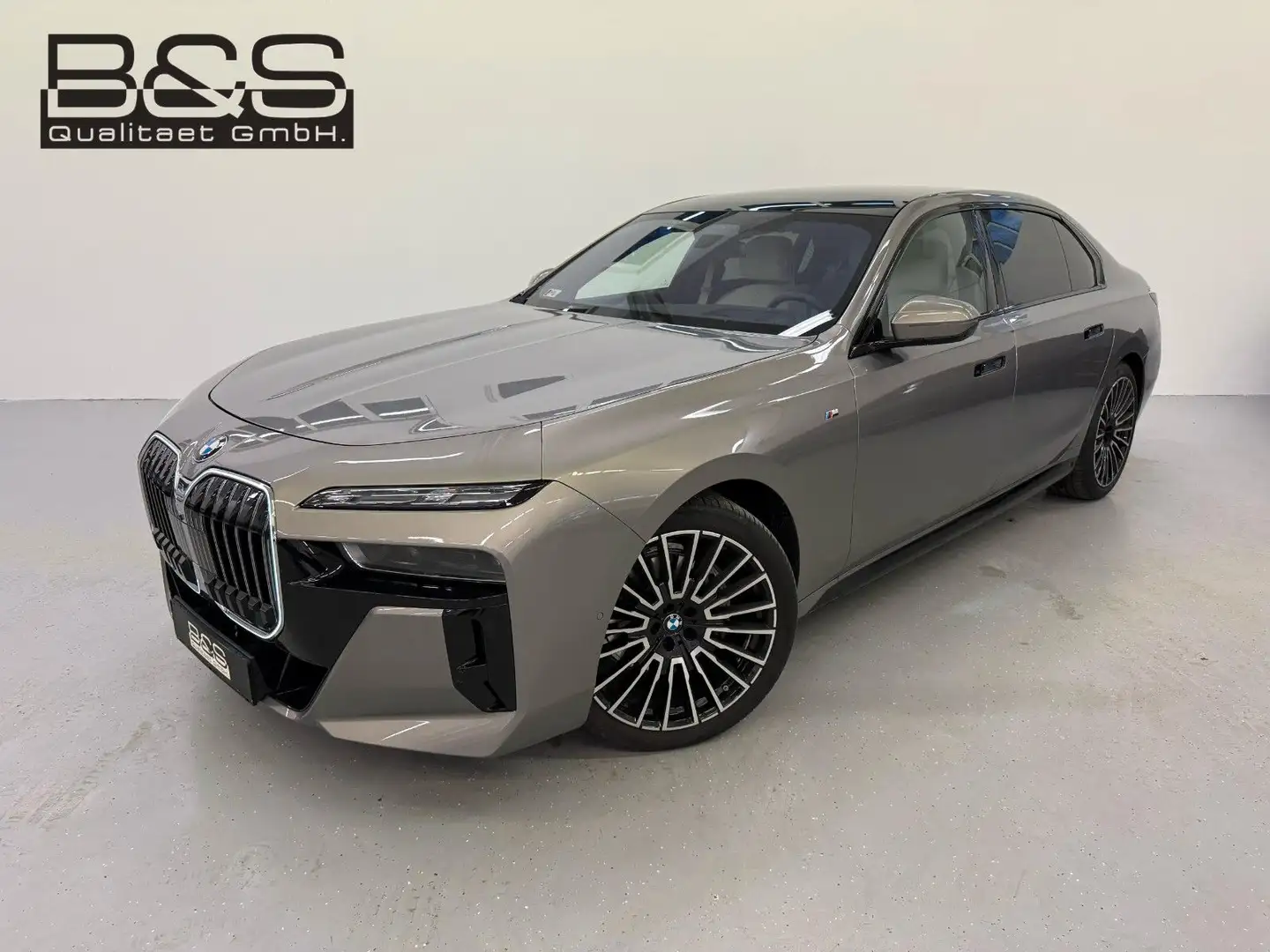 BMW 740 d xDrive MSport ACC,HUD,SKYL,B&W,TV,LUFT,Usw Grau - 2