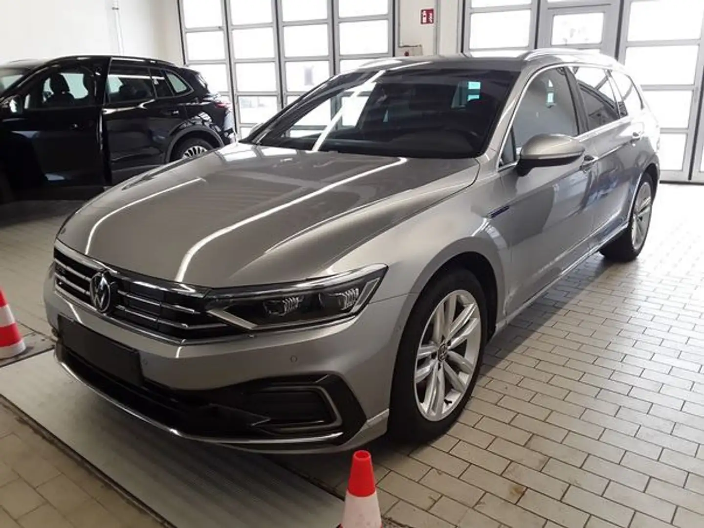 Volkswagen Passat Variant GTE 1.4eTSI 218PS HYBRID ACC.5J-G.AHK.STHZG.KAMERA Silber - 2