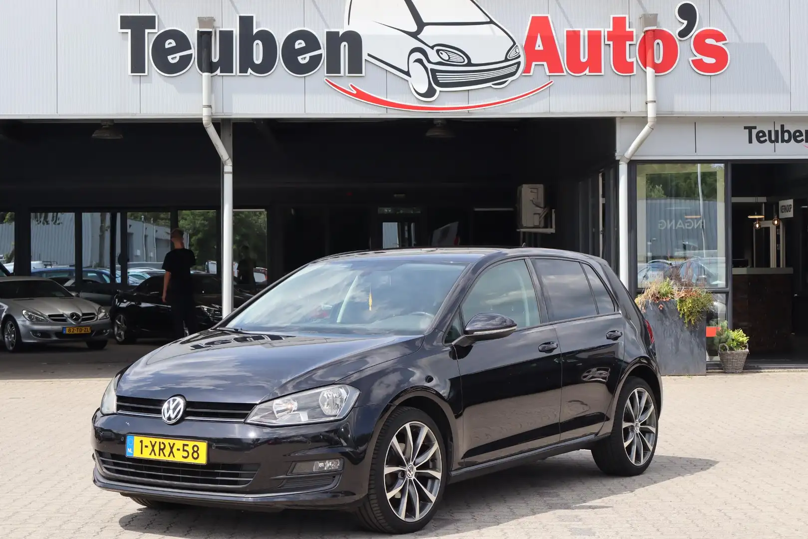 Volkswagen Golf 1.2 TSI Comfortline Navigatie, Climate control, Cr Zwart - 1