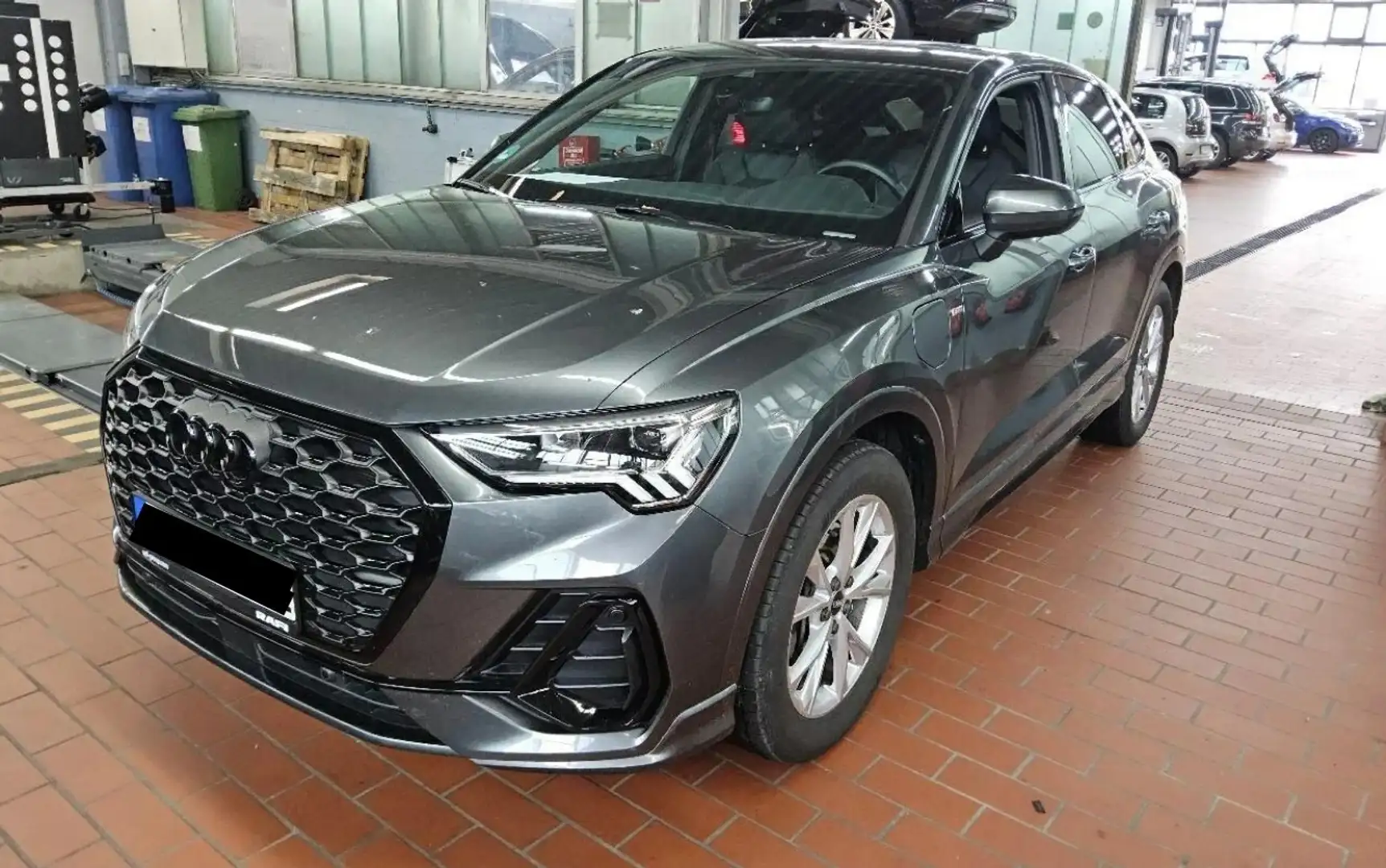 Audi Q3 Sportback 45 TFSI e S line *AHK*NAVI*KAMERA* Grijs - 2
