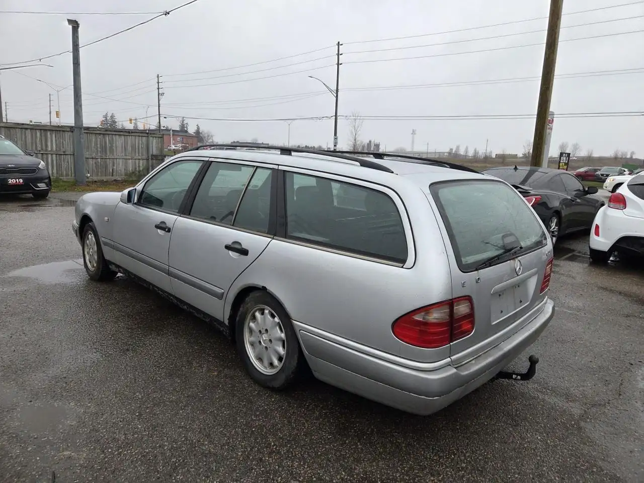 Mercedes-Benz E-Class снимка Mercedes-Benz E-Class