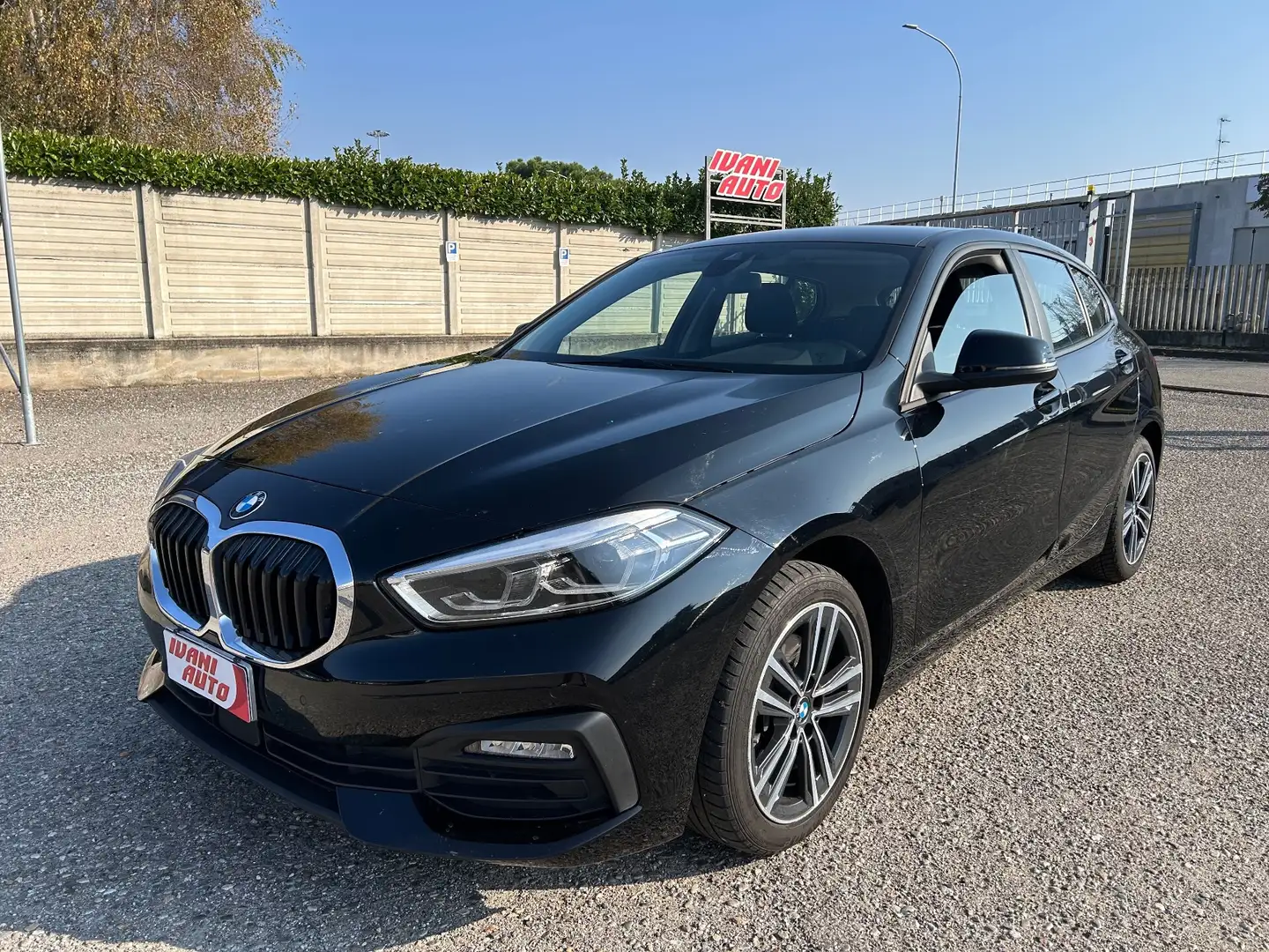 BMW 116 116d 5p. Business Advantage Gris - 1