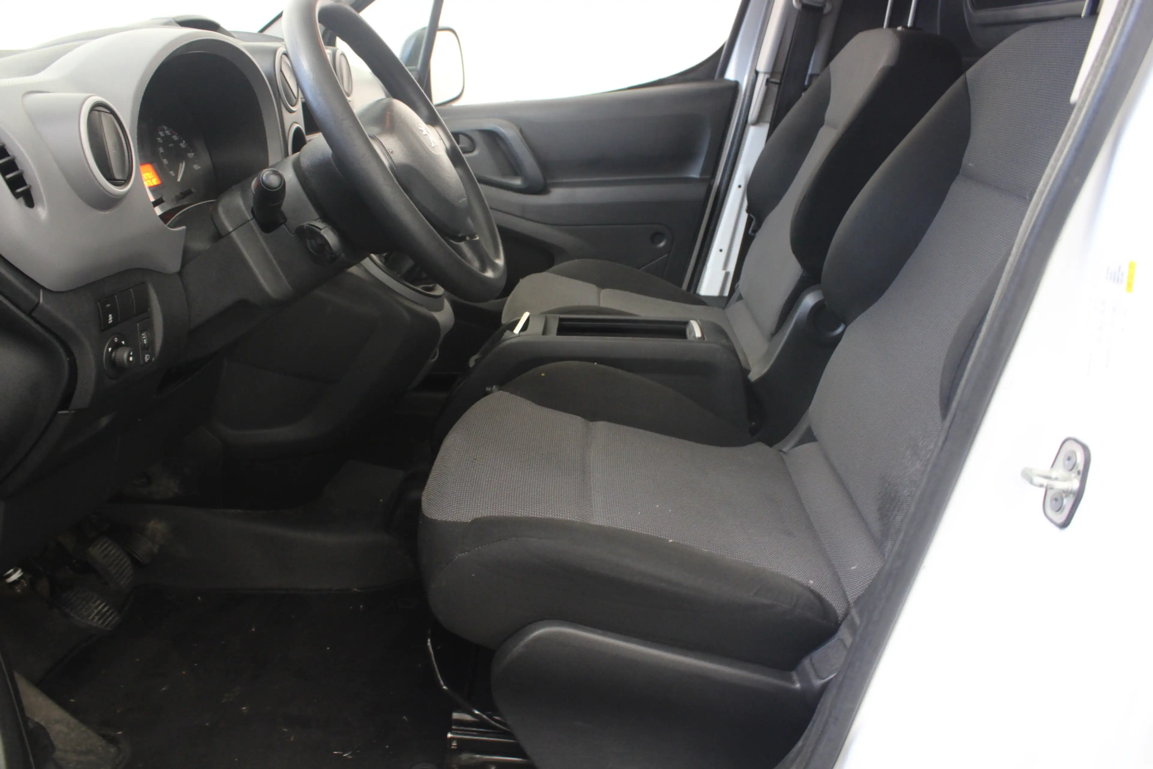 Peugeot Partner 120 1.6 BlueHDi 75 L1 XR — photo 9