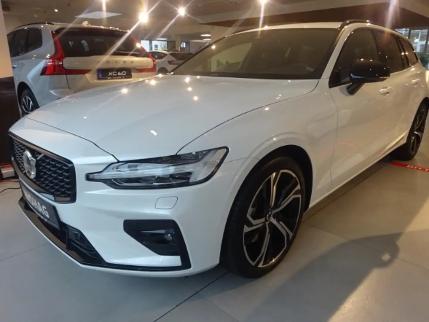 Volvo V60 Plus Dark B4 FWD - ACC,Harman/Kardon Weiß - 1